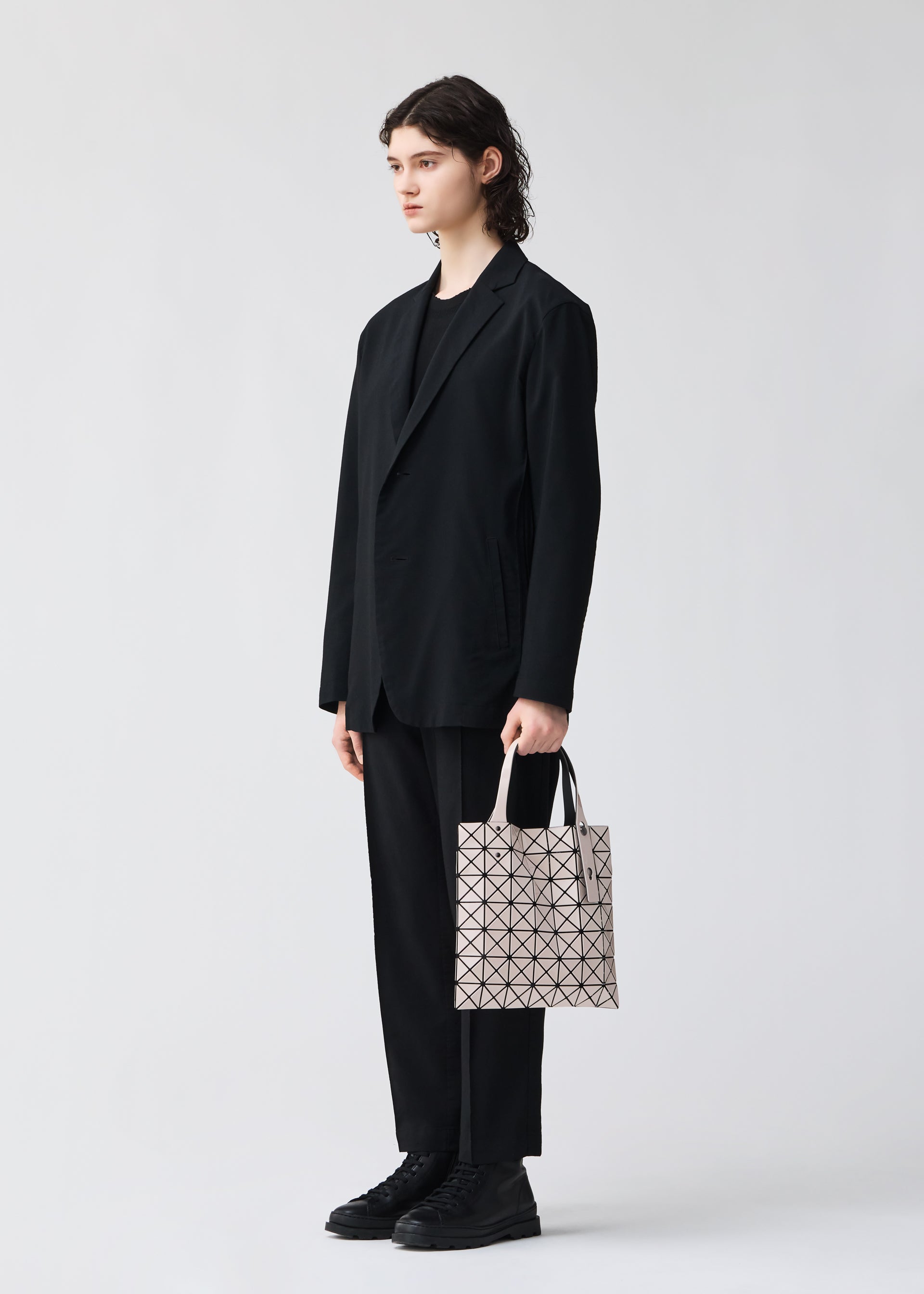 大人気【バオバオイッセイミヤケ】トートバッグ・ハンドバッグ シルバー バオ バオ イッセイ ミヤケから新作、「ルーセント メタリック」と