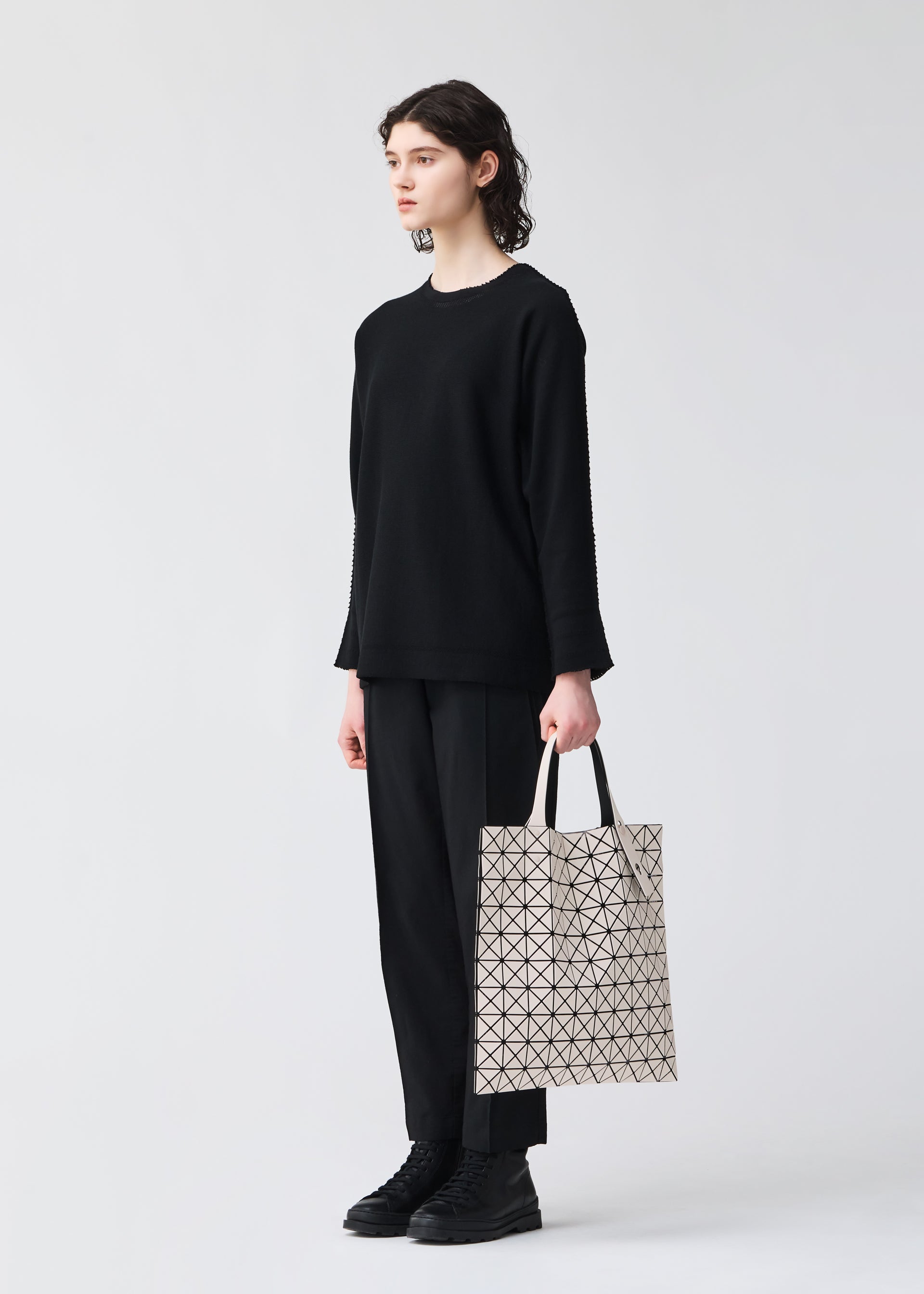 ISSEY MIYAKE BAOBAO シルバーグレー 6×6 ハンドバッグ TRACK – ISSEY MIYAKE ONLINE STORE