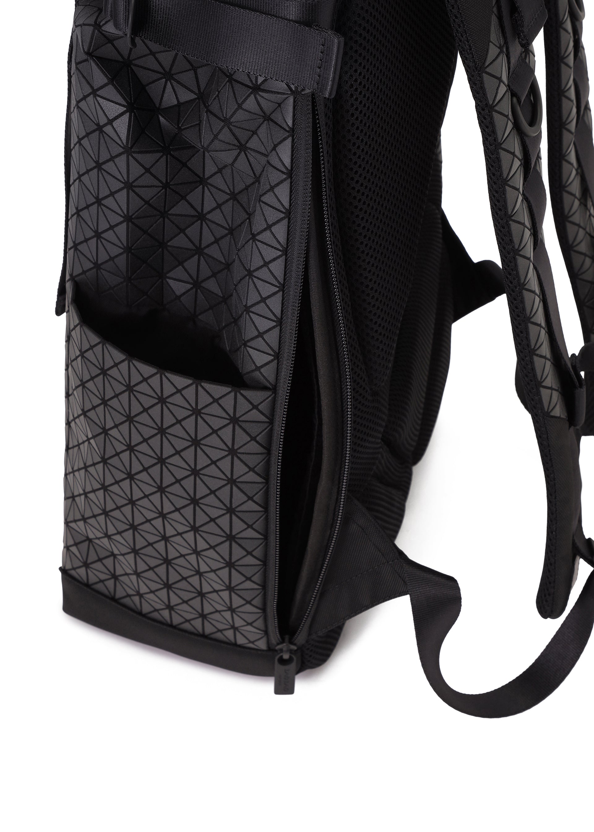 HIKER – isseymiyake.com