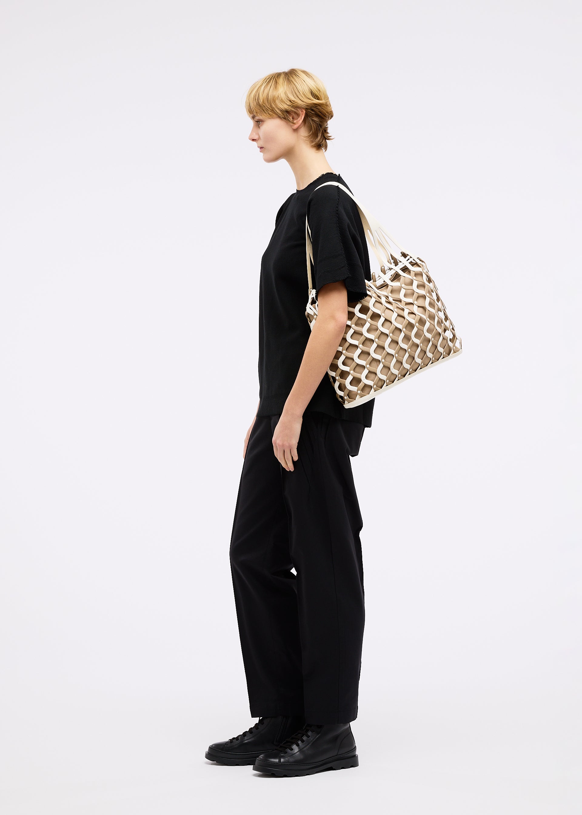 me by ISSEY MIYAKE ハンドバッグ - ワインレディースバッグ LOOP METALLIC – isseymiyake.com