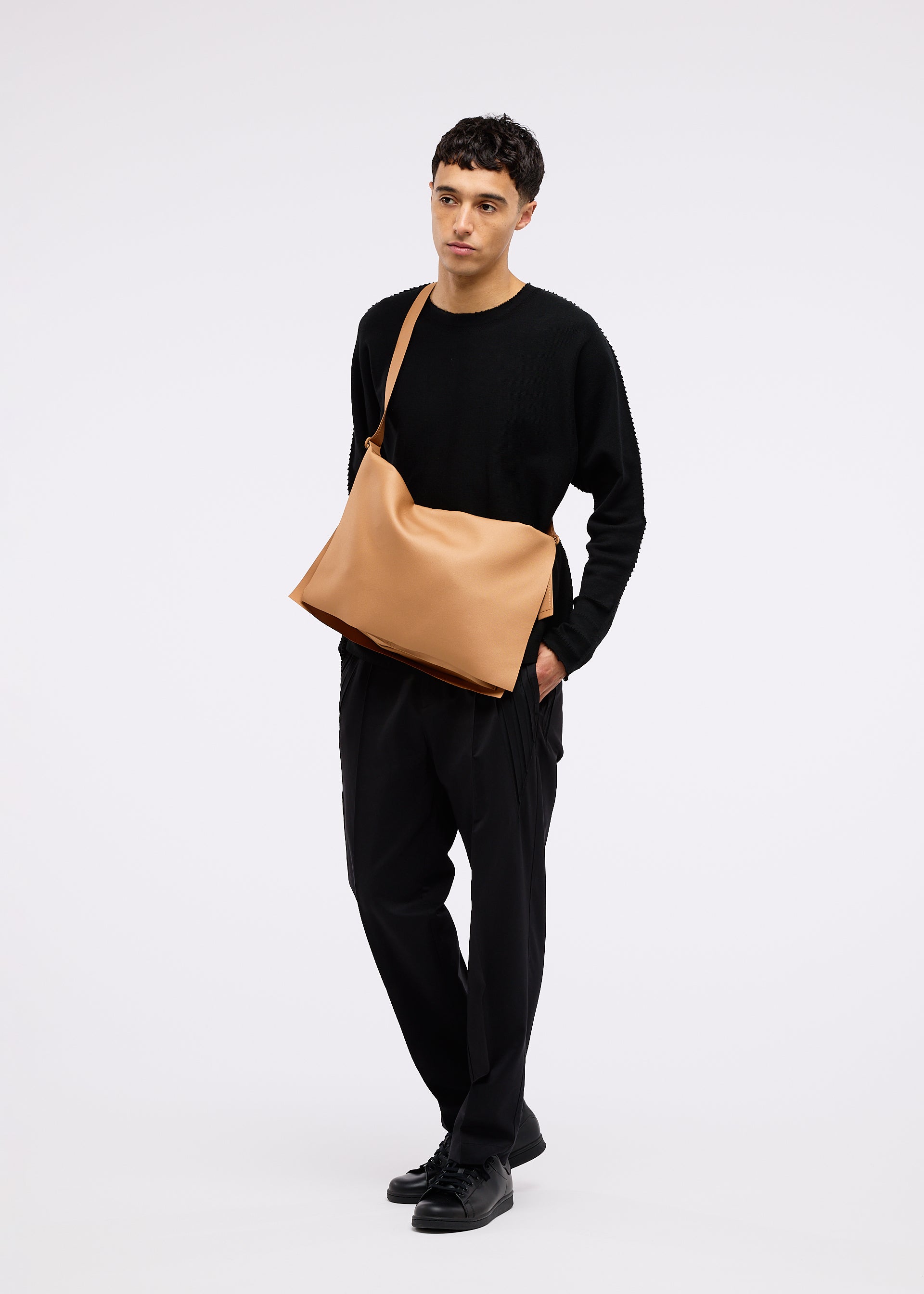 バッグ GOOD GOODS ISSEY MIYAKE ROLL アイテムのご紹介「ROLL」 – isseymiyake.com