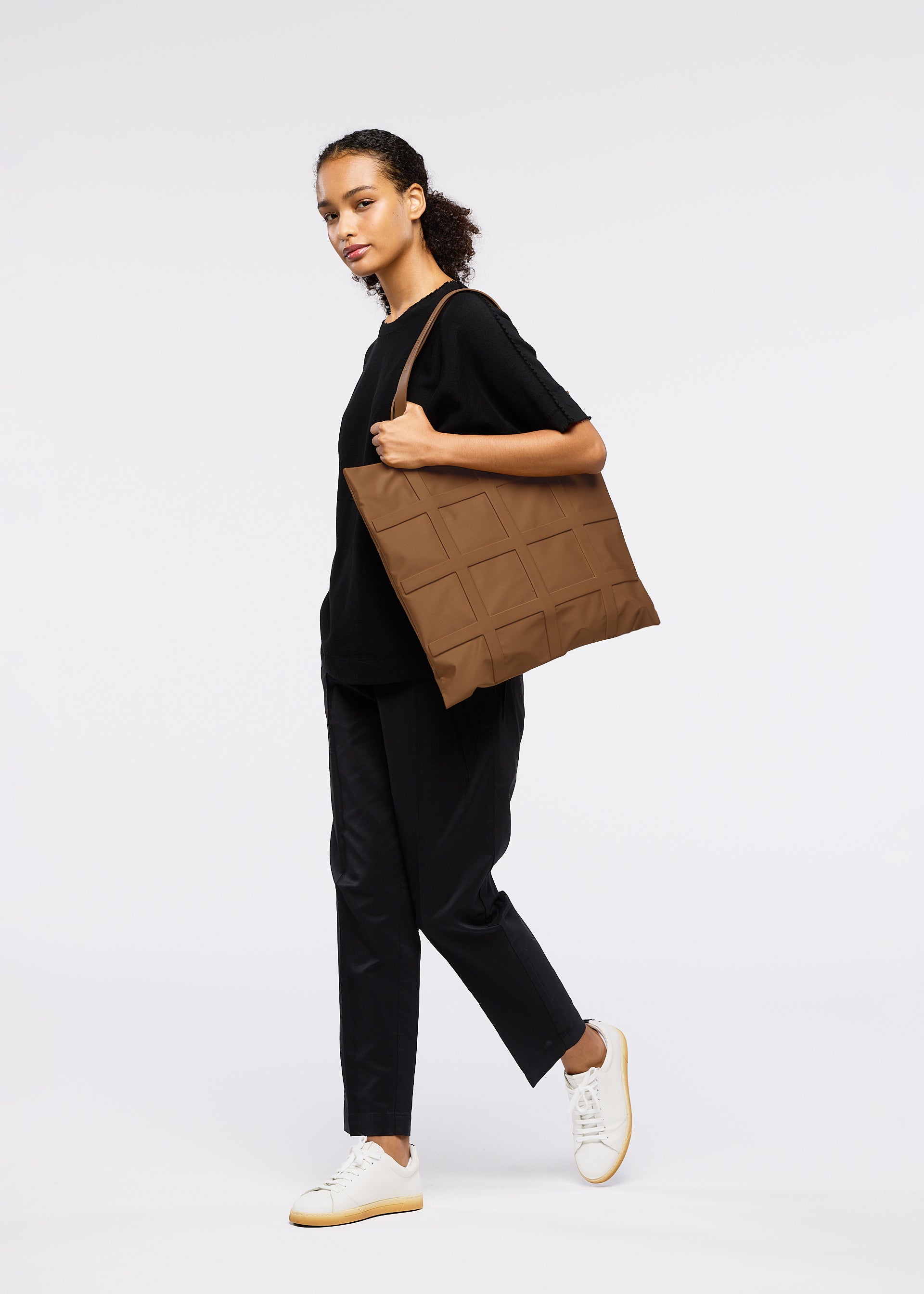 【美品】  ISSEY MIYAKE / イッセイミヤケ | SPIRAL GRID スパイラル グリッド 2way ショルダーバッグ | ブラック/グレー | レディース 格子が躍る、イッセイ ミヤケのバッグ。 | madameFIGARO.jp（フィガロ