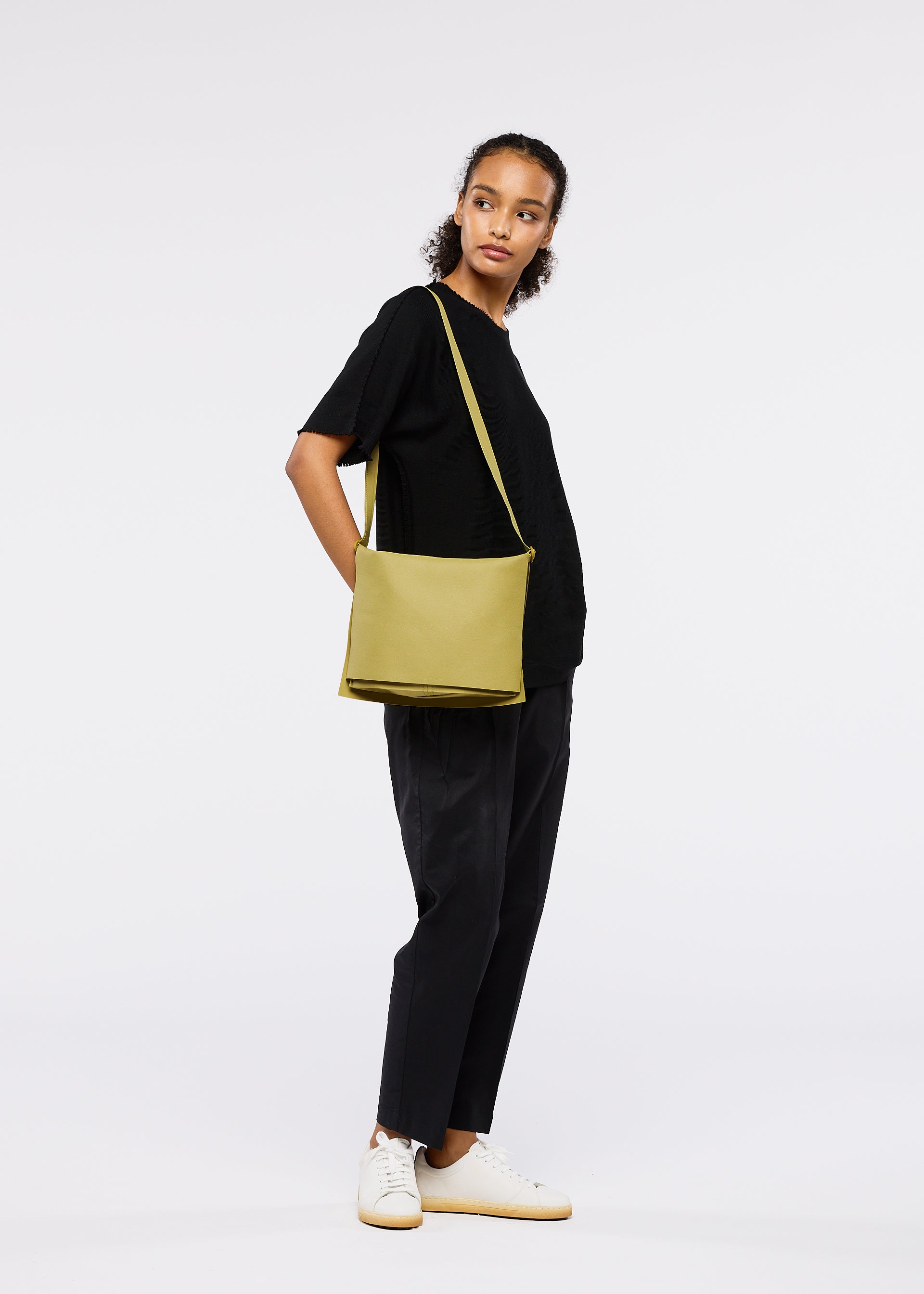 希少 2021SS限定 me ISSEY MIYAKE フラップ ショルダー 楽天市場】me ISSEY MIYAKE（バッグ・小物・ブランド雑貨）の通販
