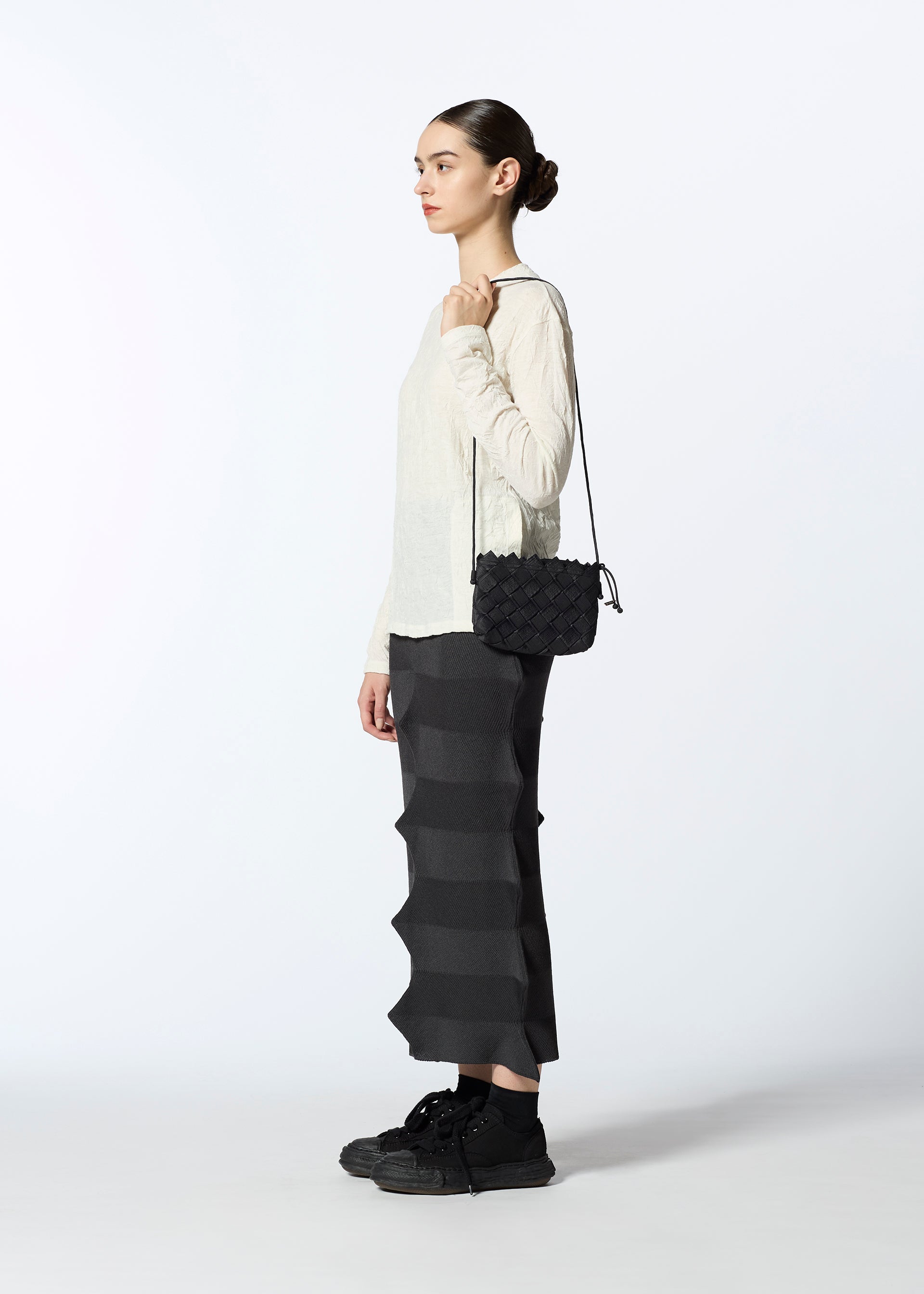 WOVEN TAPE BAG、バッグ&財布_ショルダーバッグ、着用画像1