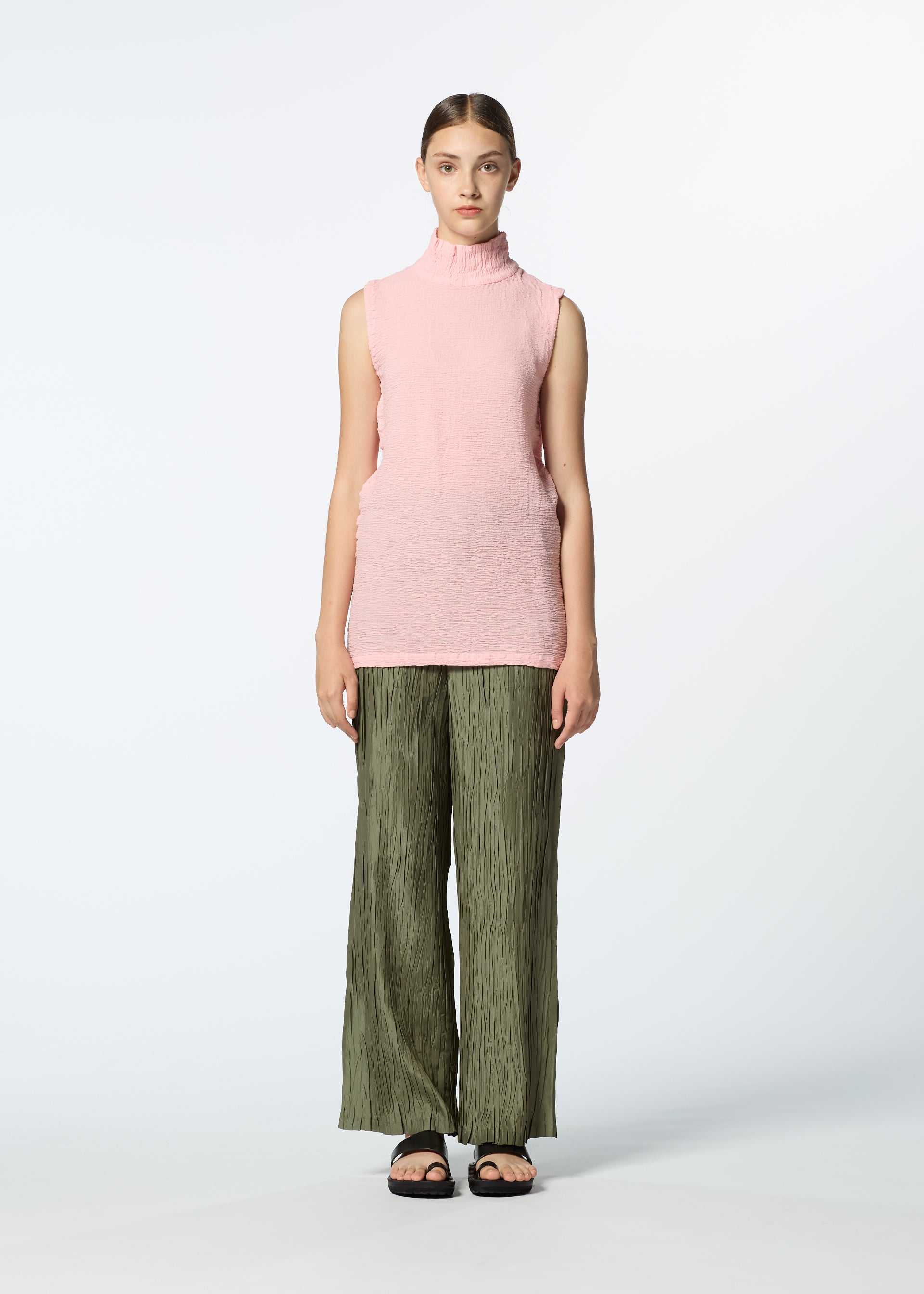 美品 HaaT イッセイミヤケ 京ちぢみ　ハイネック　カットソー 赤 2 KYO CHIJIMI 2WAY JUNE 2 – isseymiyake.com