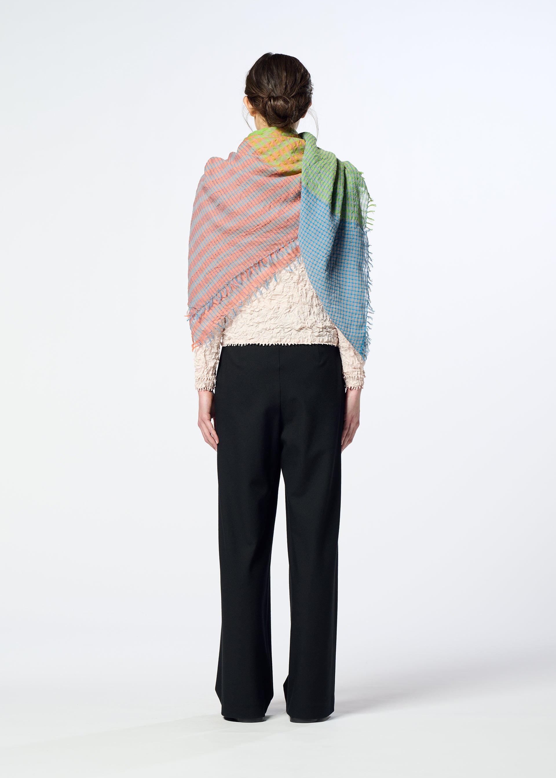 TRIPLY SQUARE STOLE – isseymiyake.com