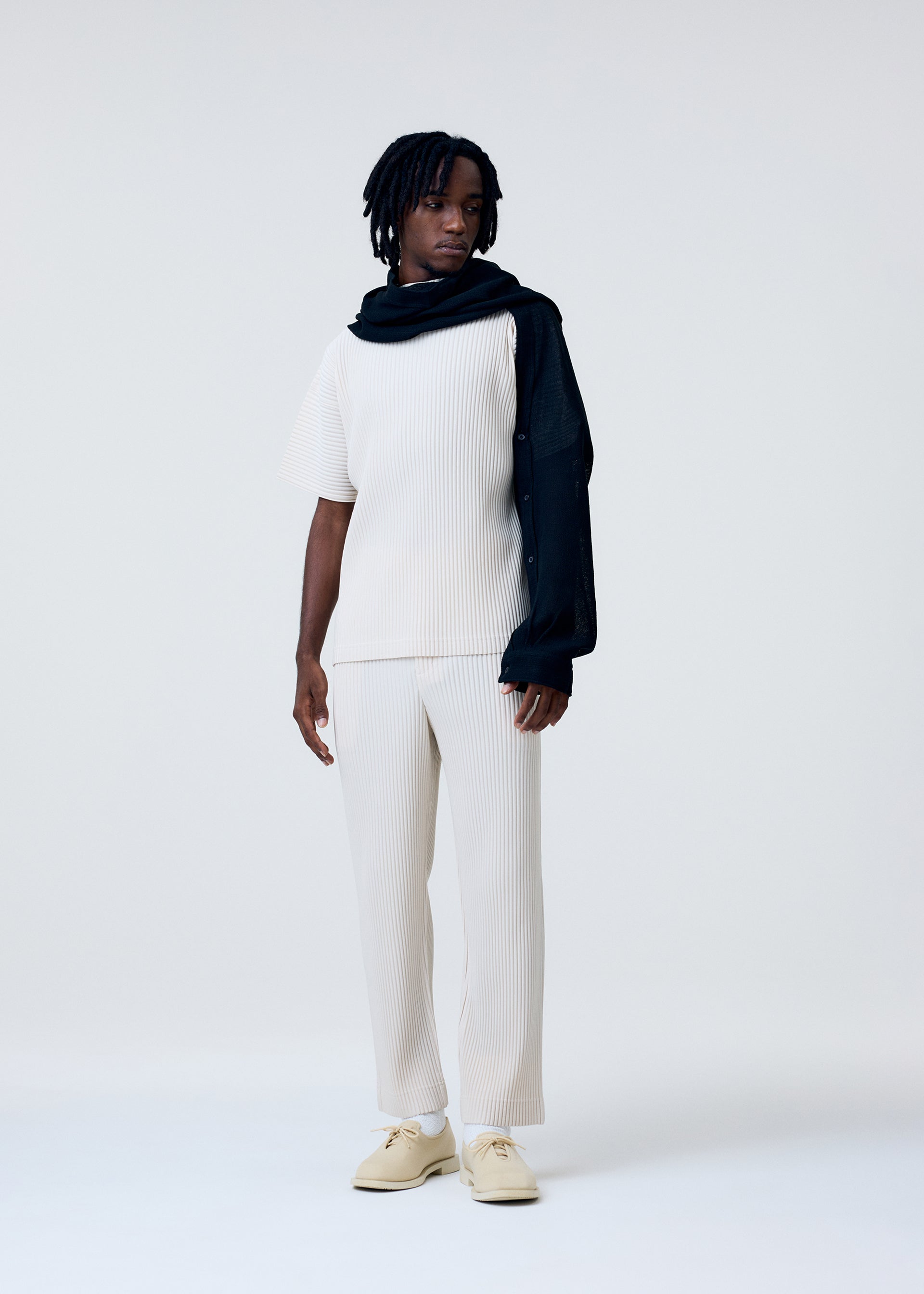 SLEEVED STOLE – isseymiyake.com