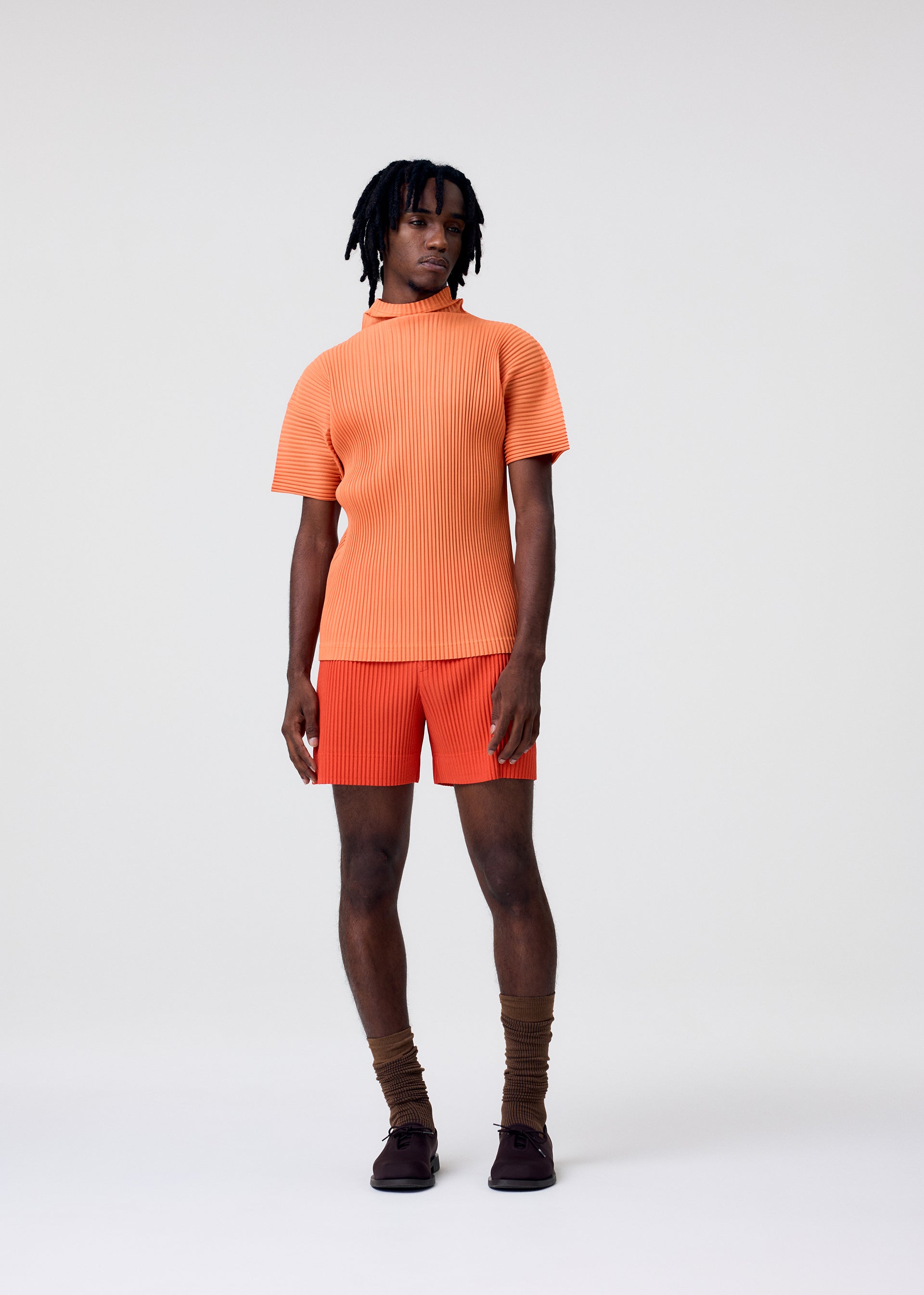 ISSEY MIYAKE プリーツカジュアルパンツ オレンジ COLORFUL PLEATS BOTTOMS – isseymiyake.com