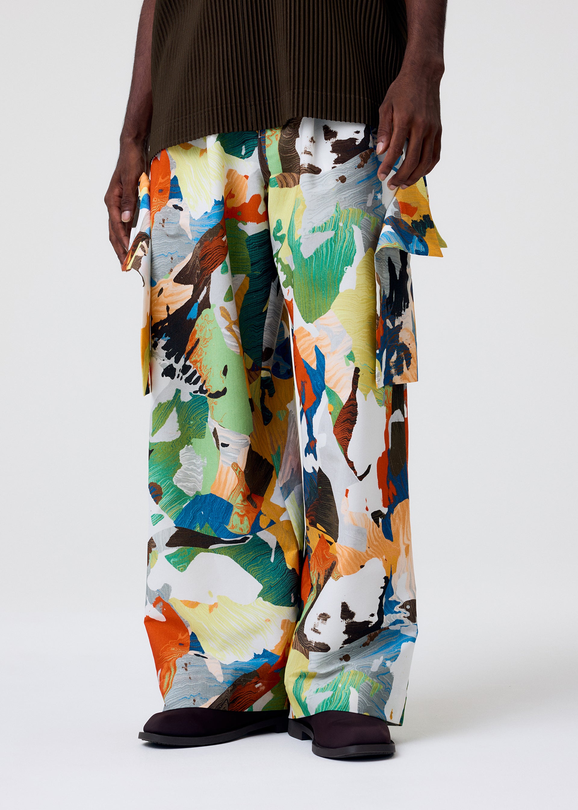 ISSEY MIYAKE マーブルプリント 変形ドレープパンツ 総柄 カーキ系 PALETTE MARBLED – isseymiyake.com