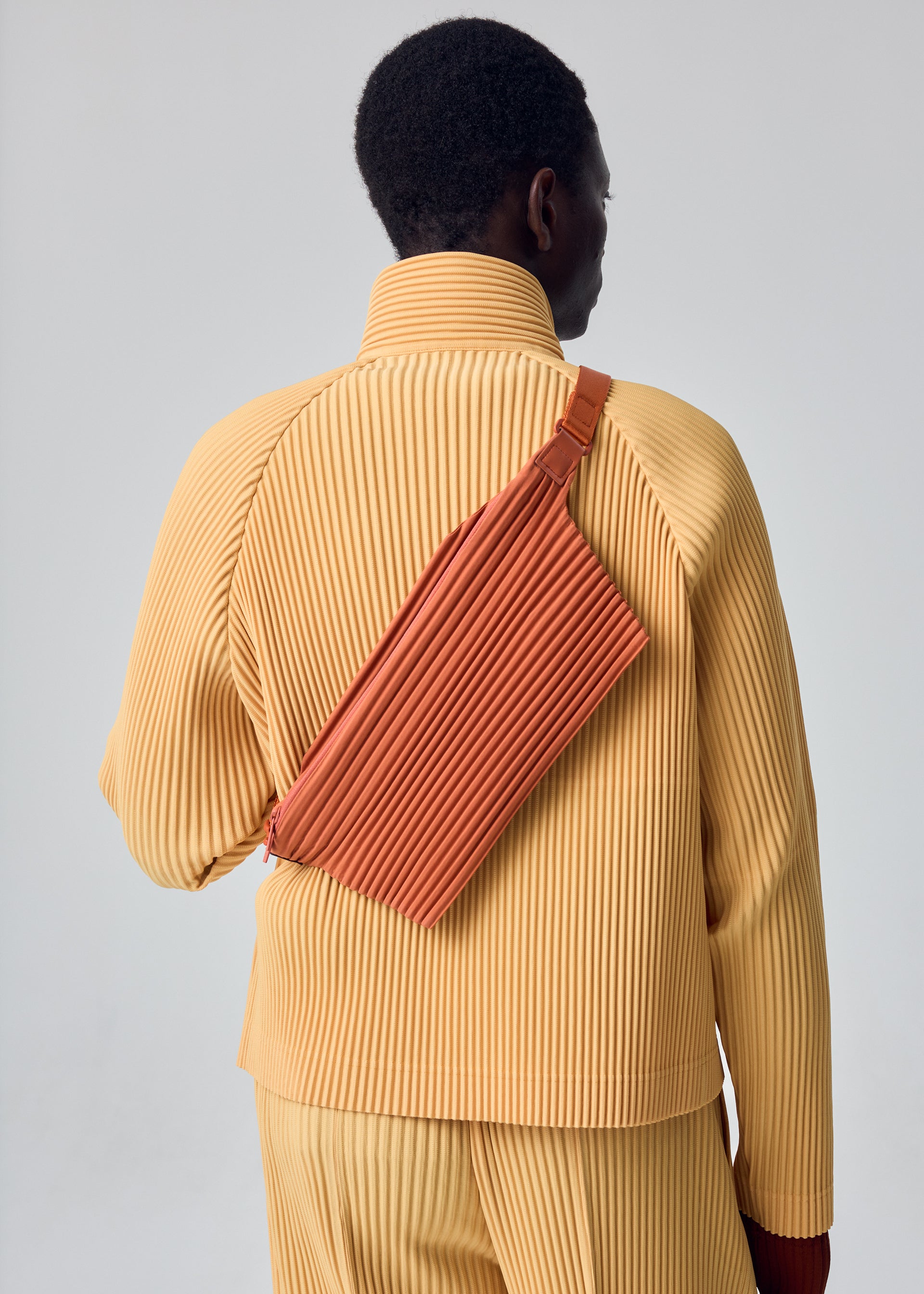 PLEATS SLIM BAG – isseymiyake.com