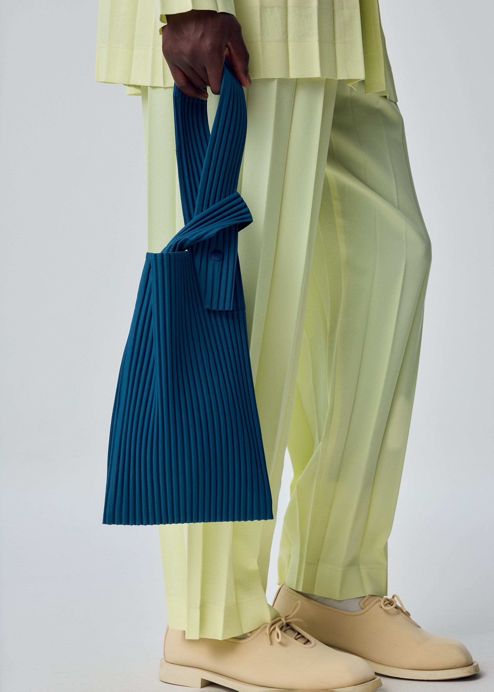 UMBRELLA PLEATS BAG、バッグ&財布_ハンドバッグ、着用画像2