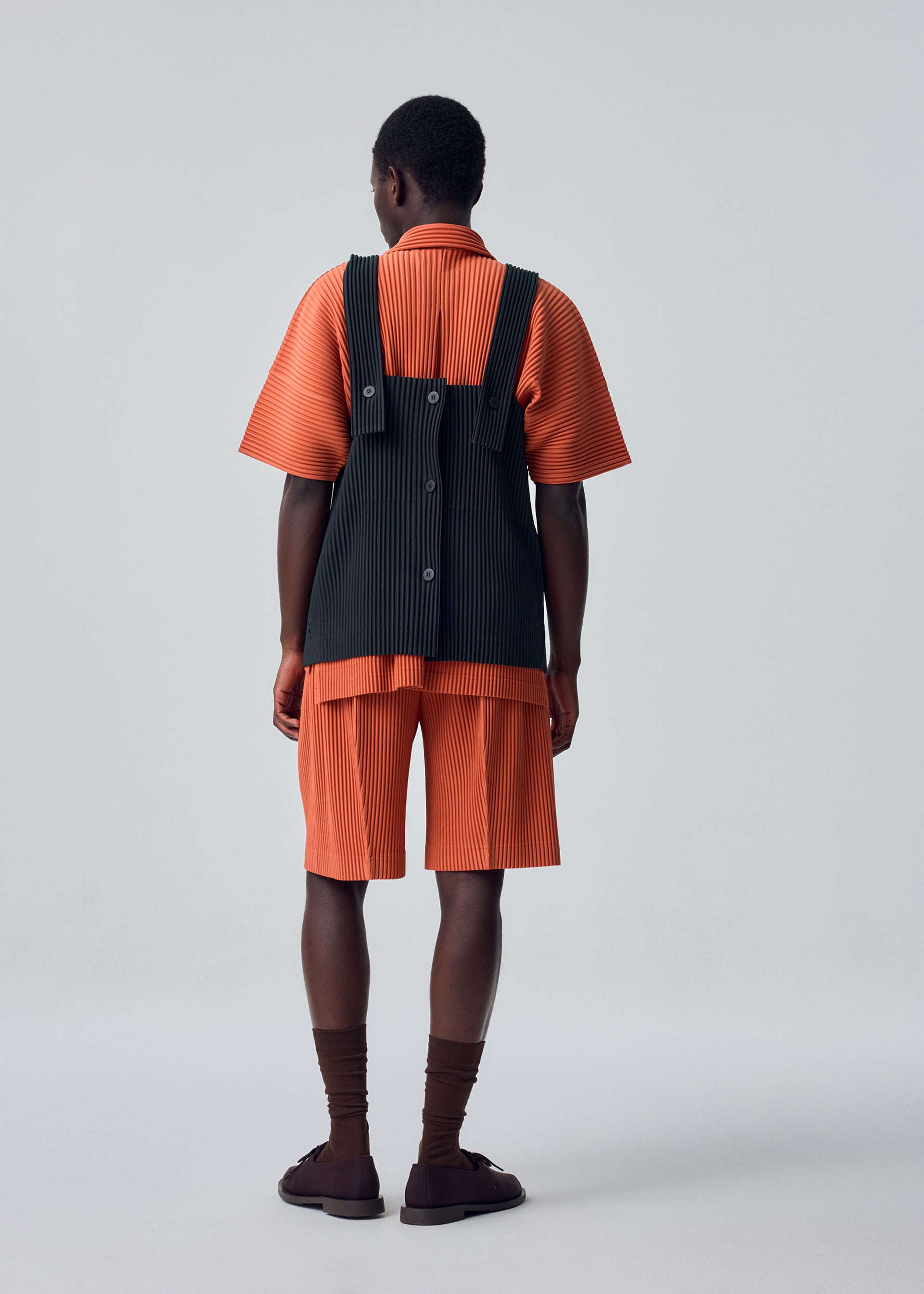 ISSEY MIYAKE メッシュ ベスト ブラック オレンジ MONTHLY COLORS : AUGUST – isseymiyake.com