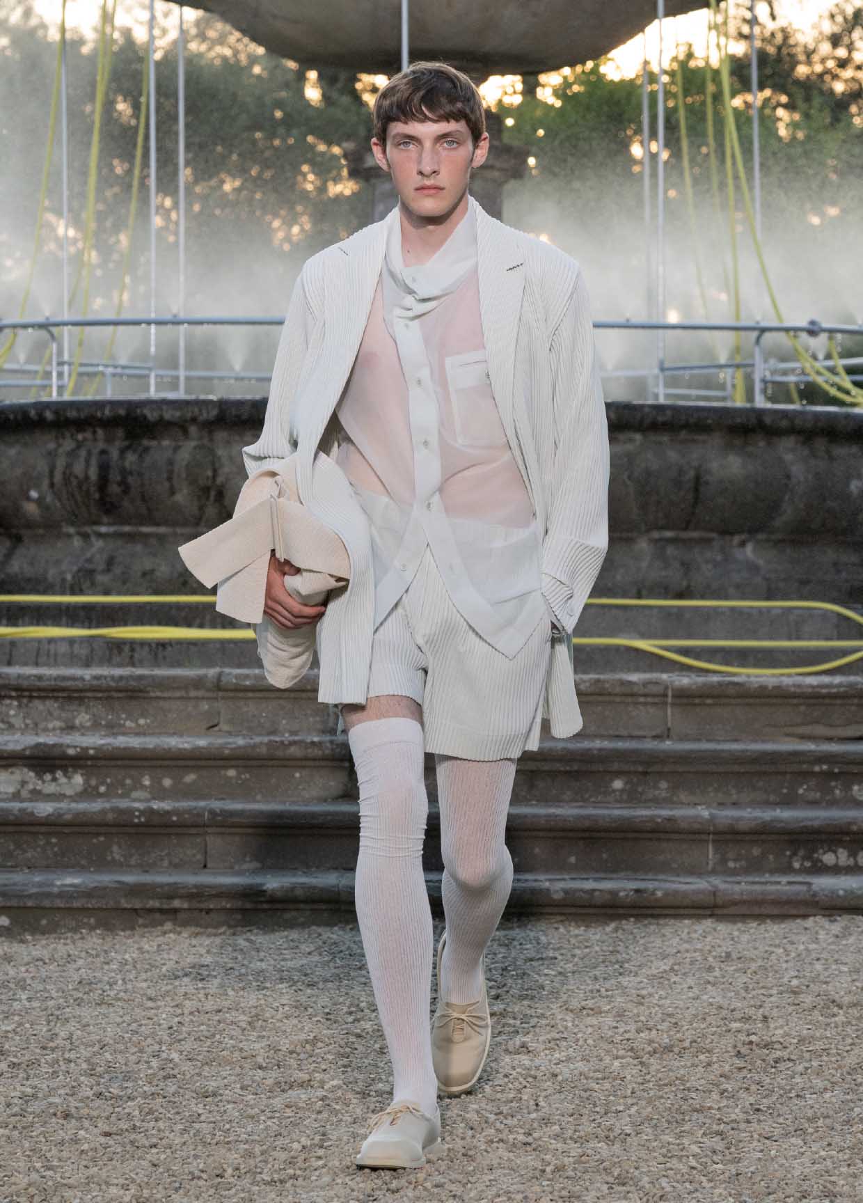 オムプリッセ サマーニット アイボリー HOMME PLISSE HOMME PLISSÉ ISSEY MIYAKE SPRING SUMMER 2024 コレクション 25