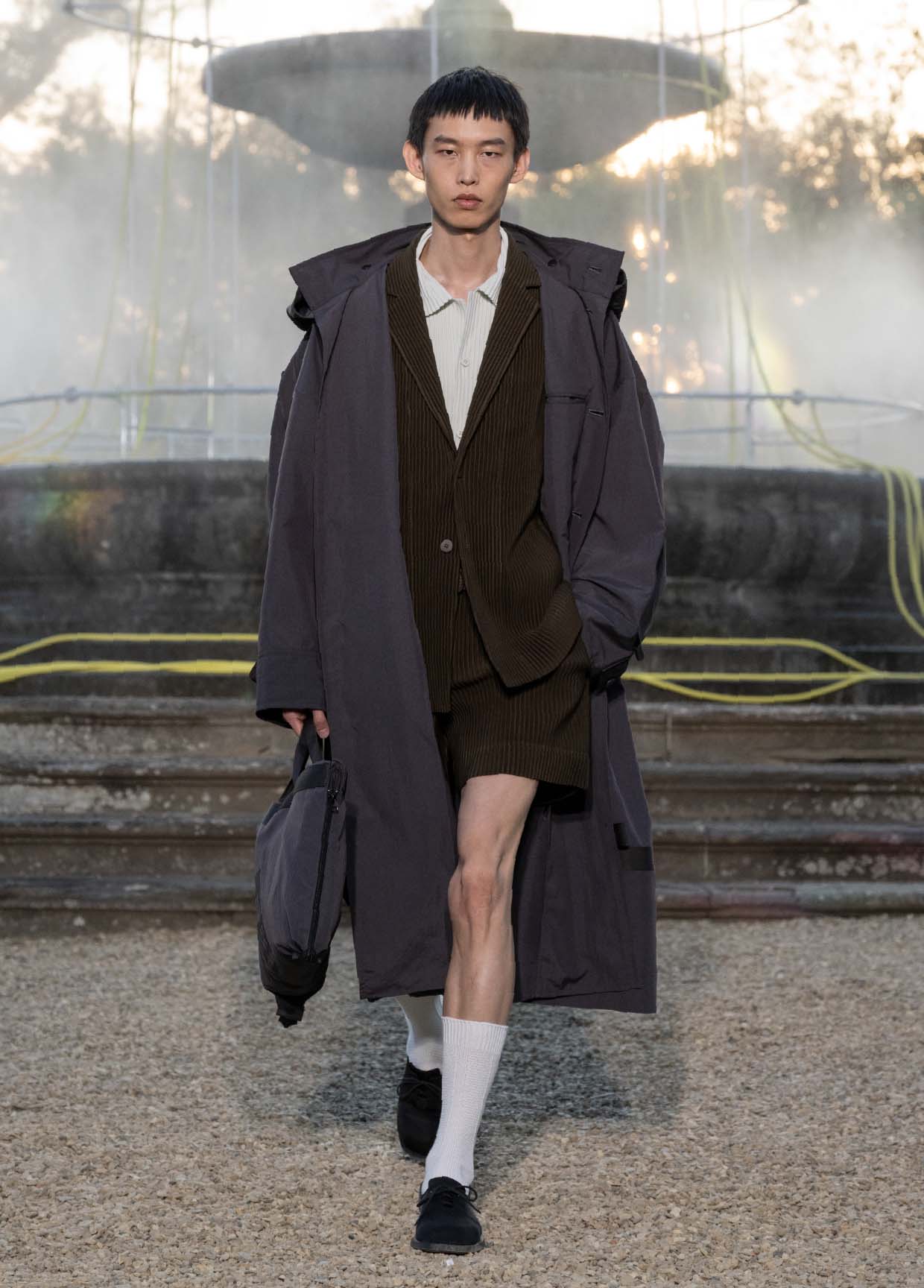LES HOMME　フードサテン切り替えドッキングジャケット　下げ札付き HOMME PLISSÉ ISSEY MIYAKE SPRING SUMMER 2026 コレクション 35