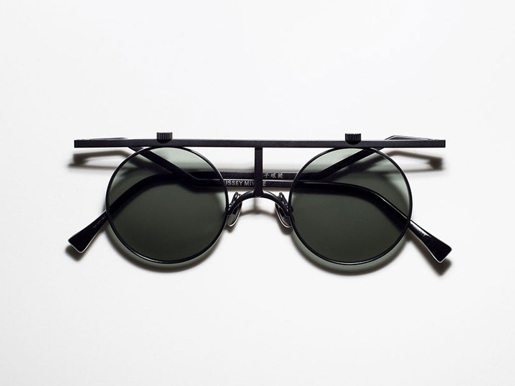 ISSEY MIYAKE EYES アイテムシリーズ – isseymiyake.com