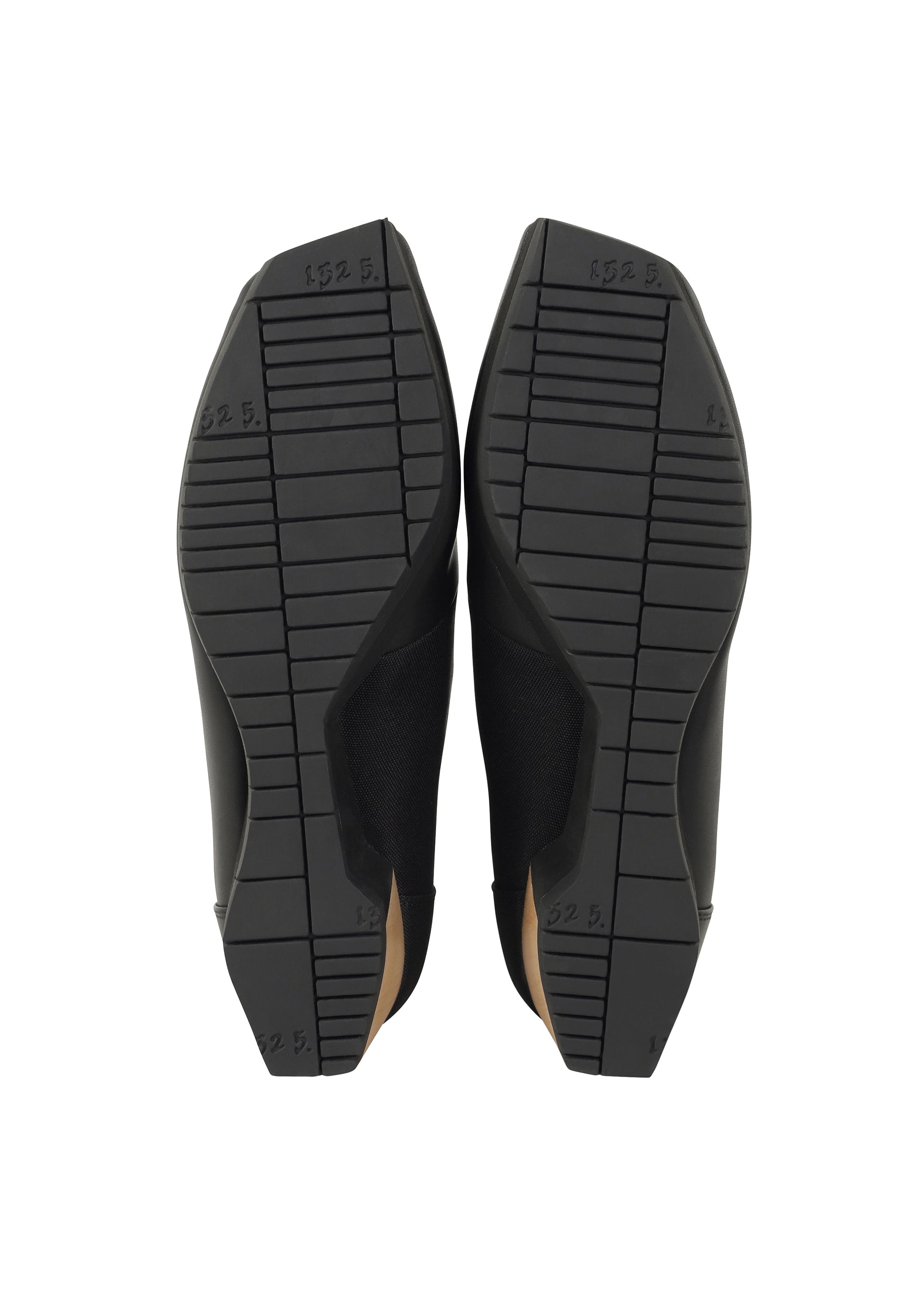 132 5. SHOES 2 – isseymiyake.com