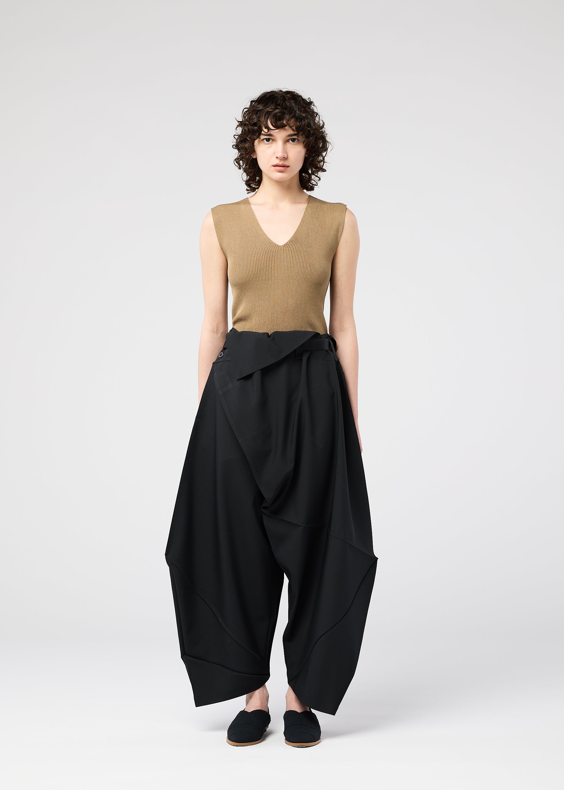 132 5.イッセイミヤケ おりがみ ダークグリーン タンクトップ 立体デザイン 132 5. STANDARD – ISSEY MIYAKE ONLINE STORE