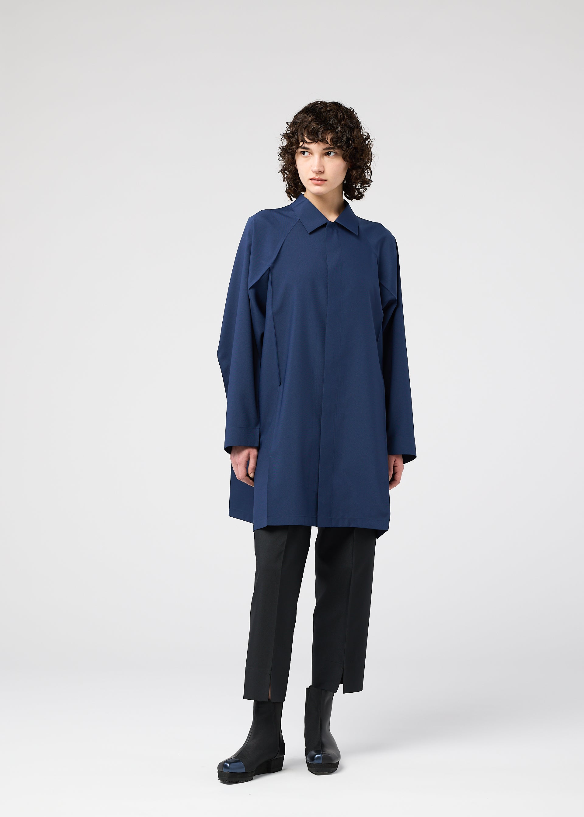 ISSEY MIYAKE ダークブルー 長袖シャツ 4/1迄の掲載 FOLD SHIRT – isseymiyake.com