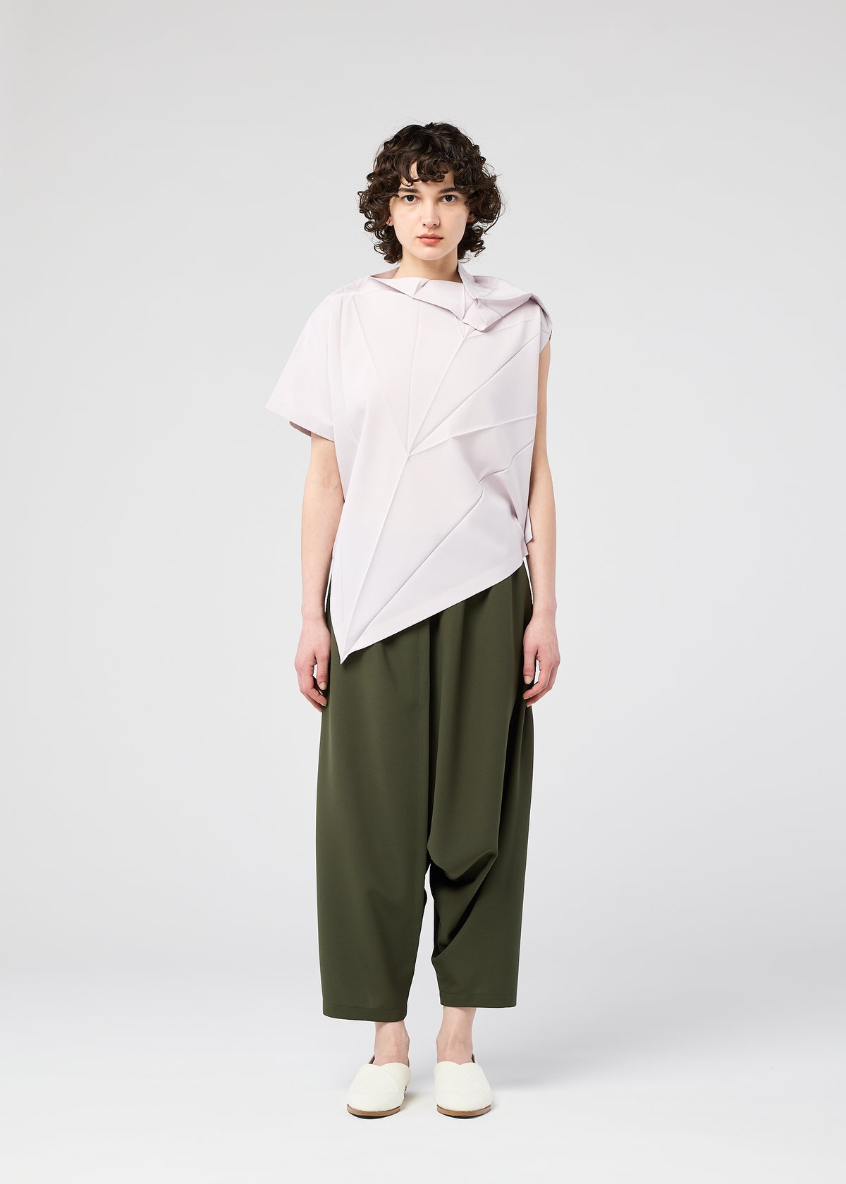 RADIAL FOLD SHIRT、ウィメンズ_トップス_トップ、着用画像1