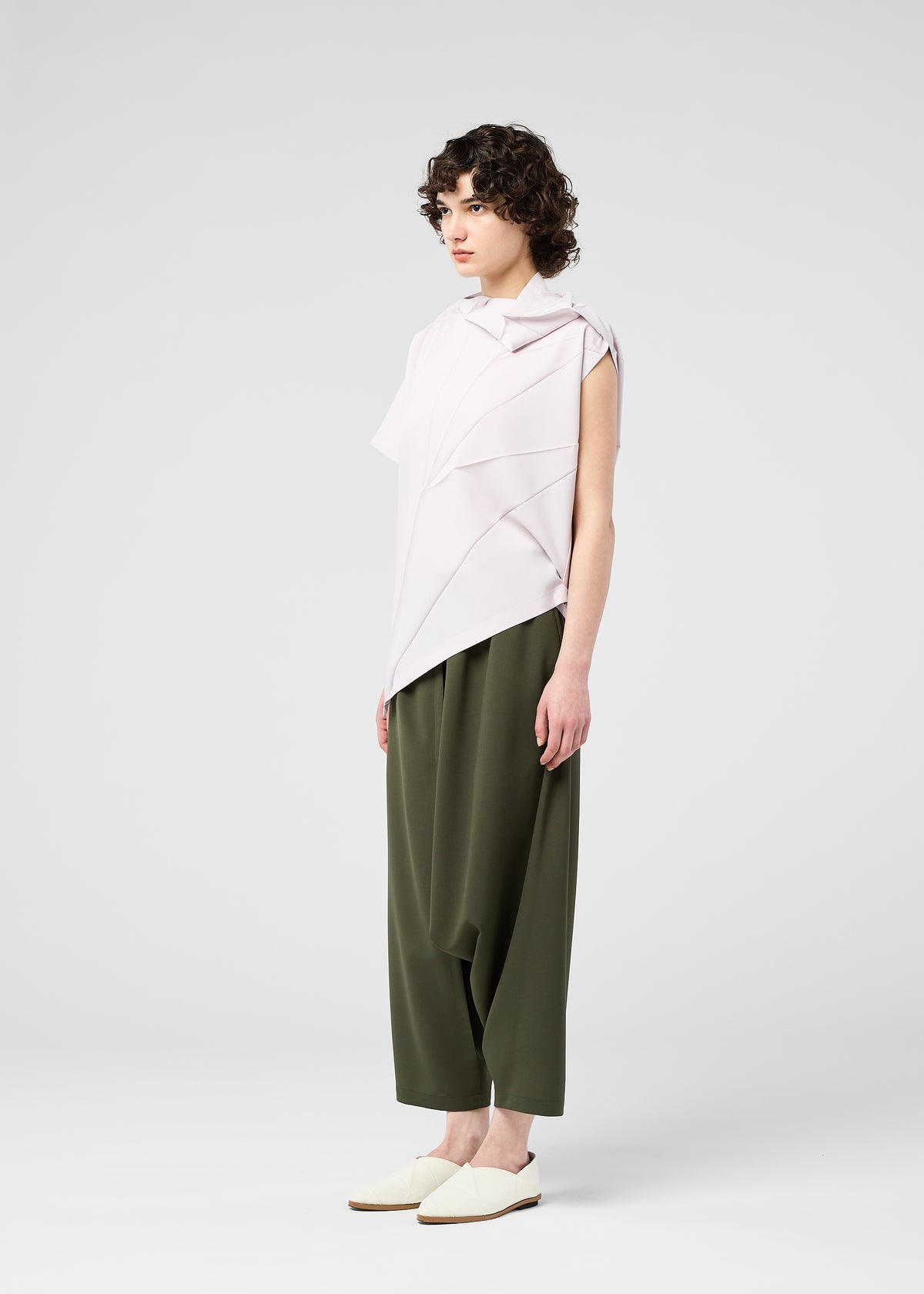 RADIAL FOLD SHIRT、ウィメンズ_トップス_トップ、着用画像2