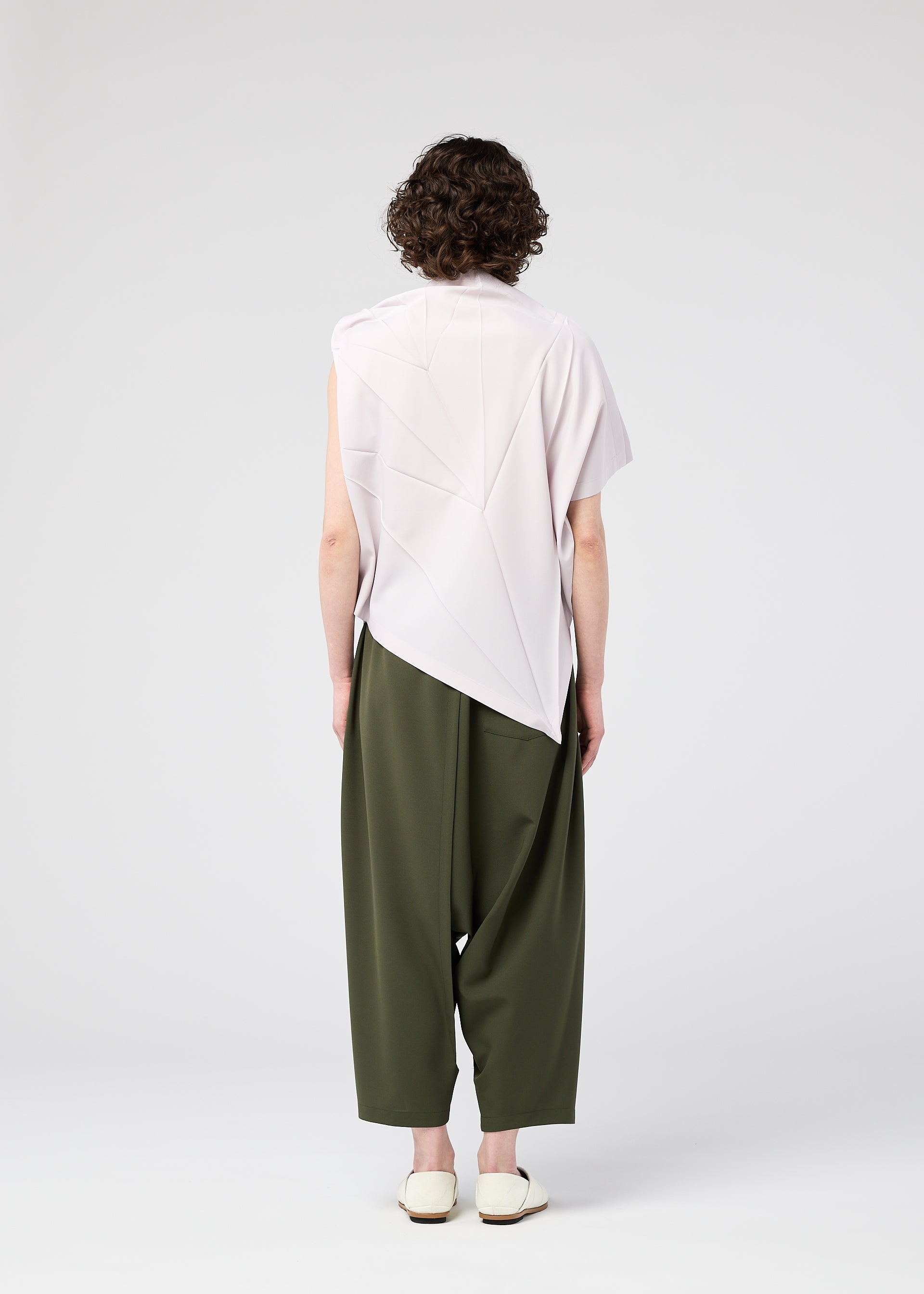 RADIAL FOLD SHIRT、ウィメンズ_トップス_トップ、着用画像3