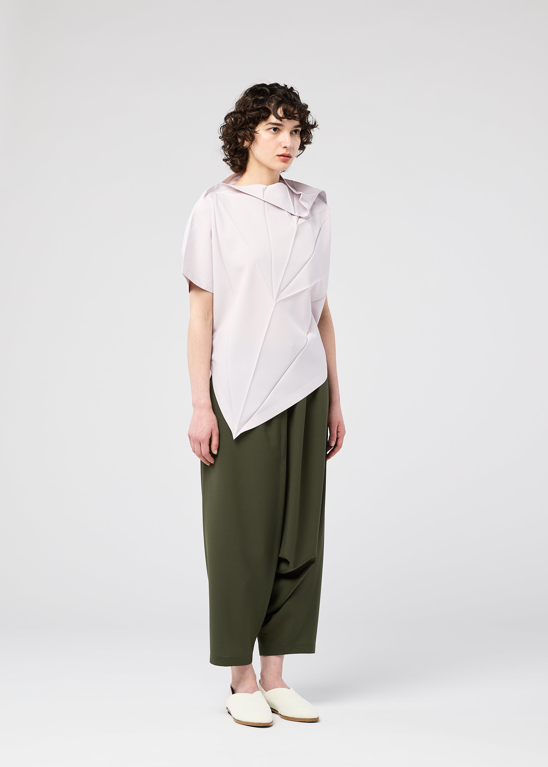 RADIAL FOLD SHIRT、ウィメンズ_トップス_トップ、着用画像4