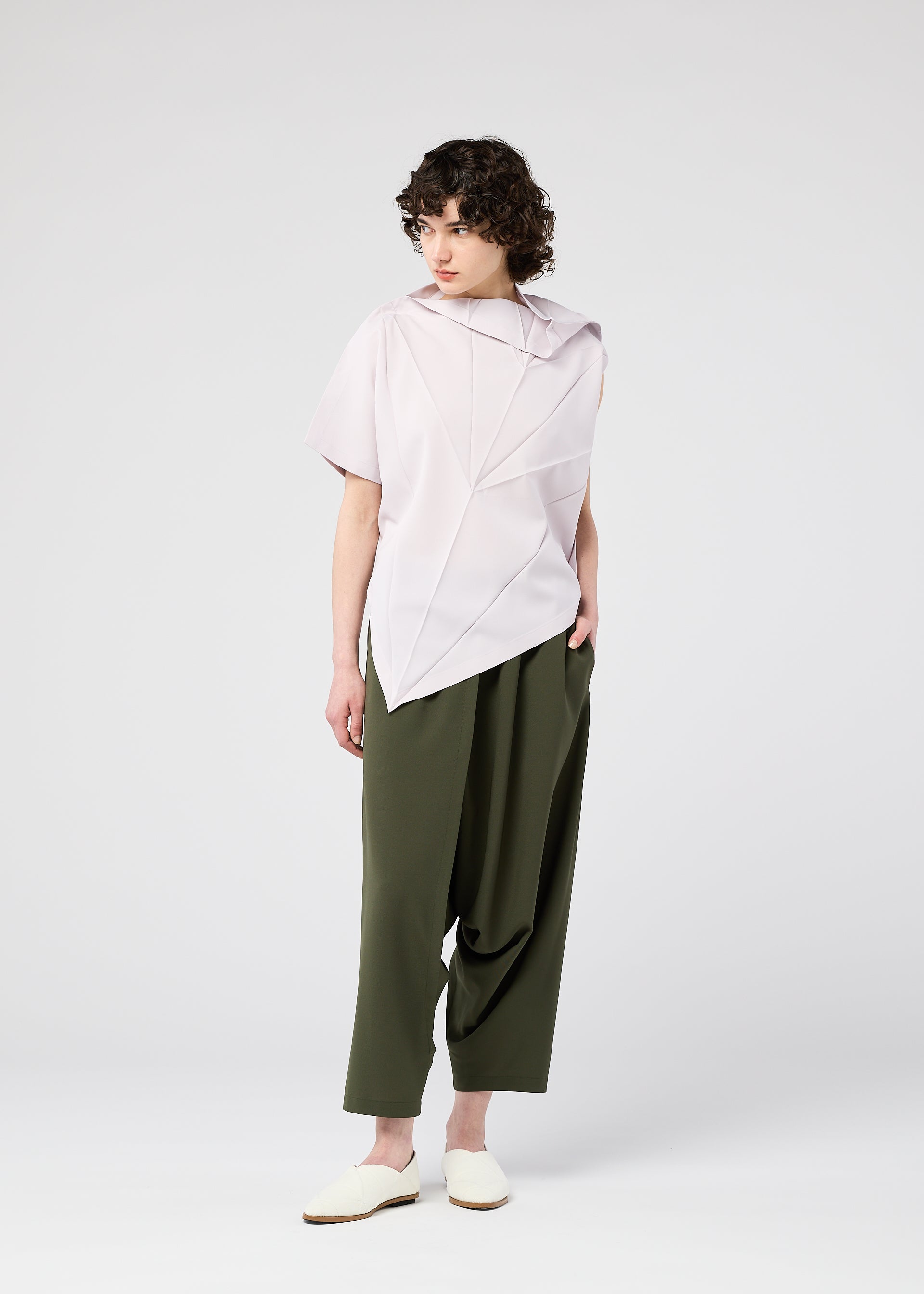 RADIAL FOLD SHIRT、ウィメンズ_トップス_トップ、着用画像5