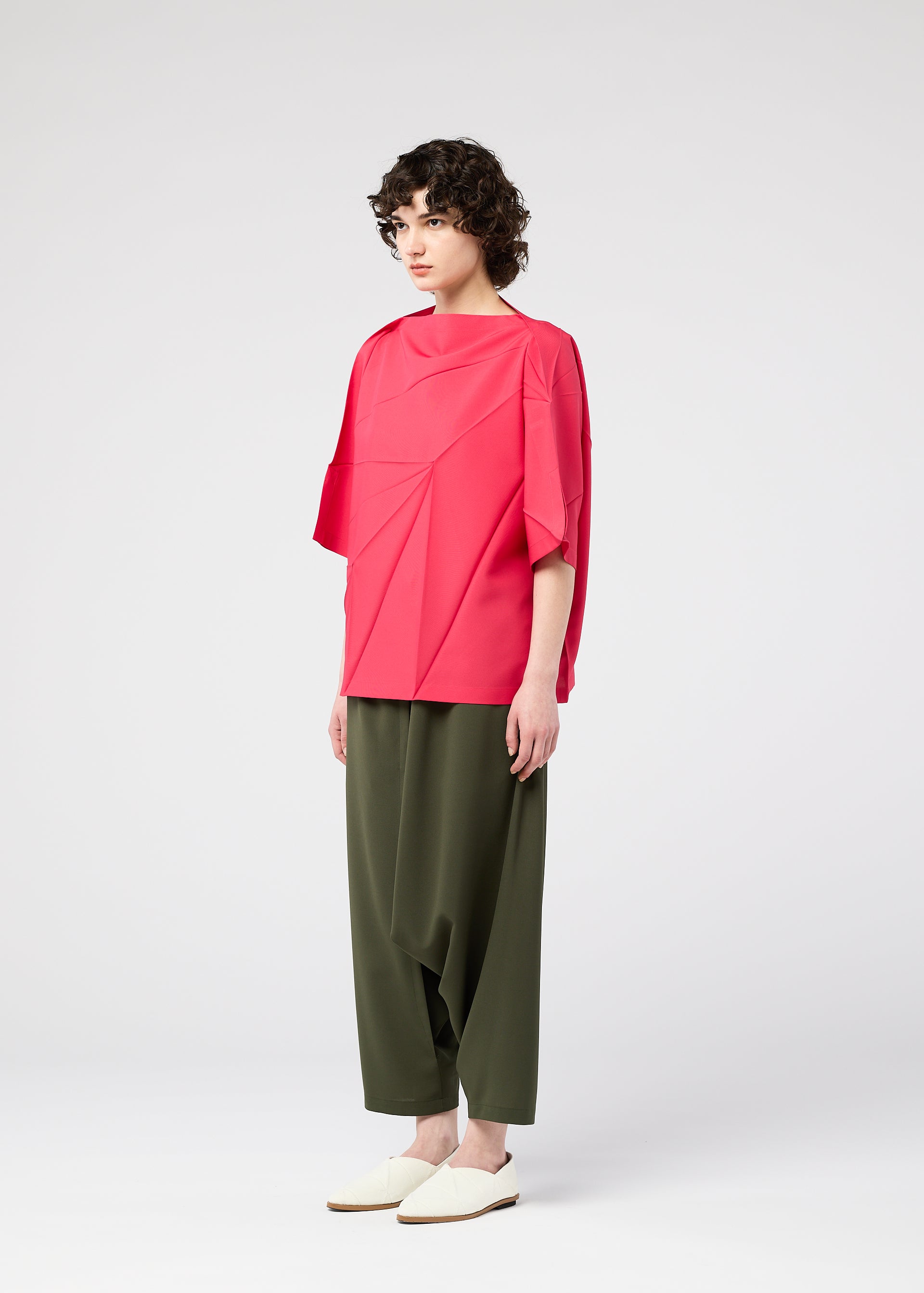 RADIAL FOLD SHIRT – isseymiyake.com RADIAL FOLD SHIRT – isseymiyake.com