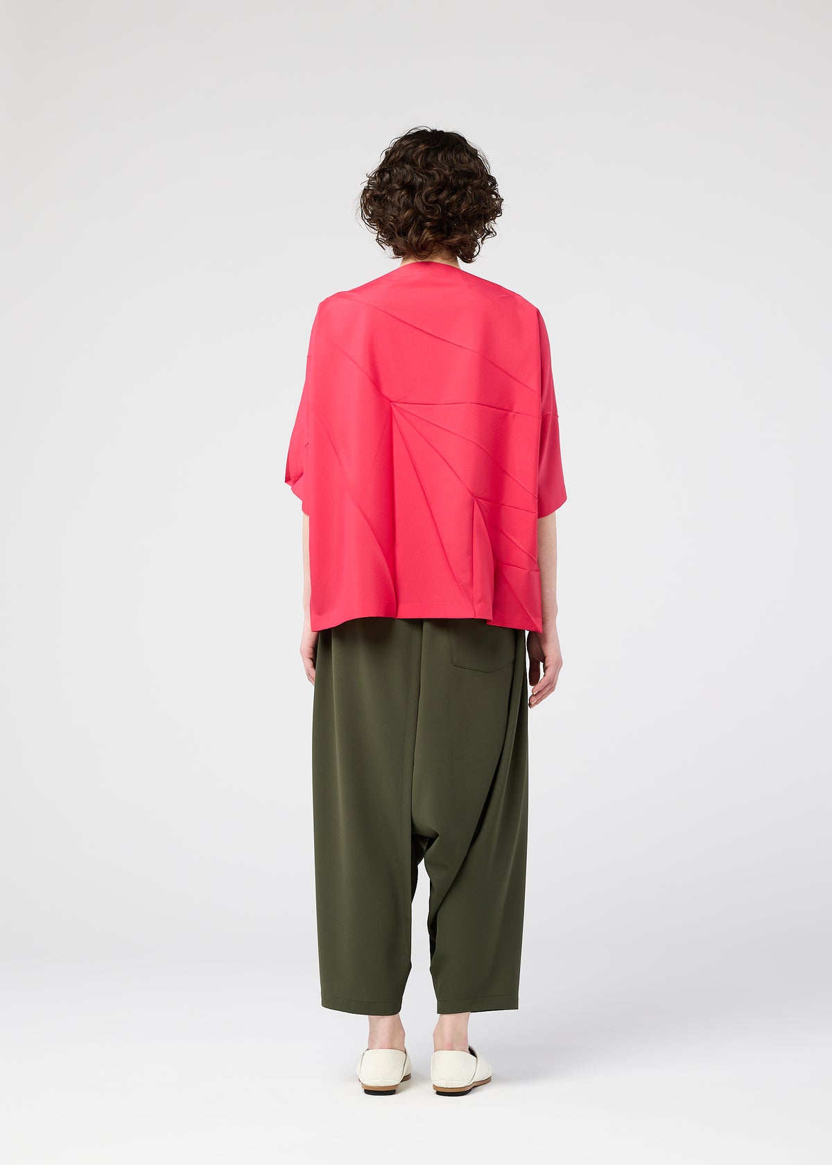 RADIAL FOLD SHIRT、ウィメンズ_トップス_トップ、着用画像3