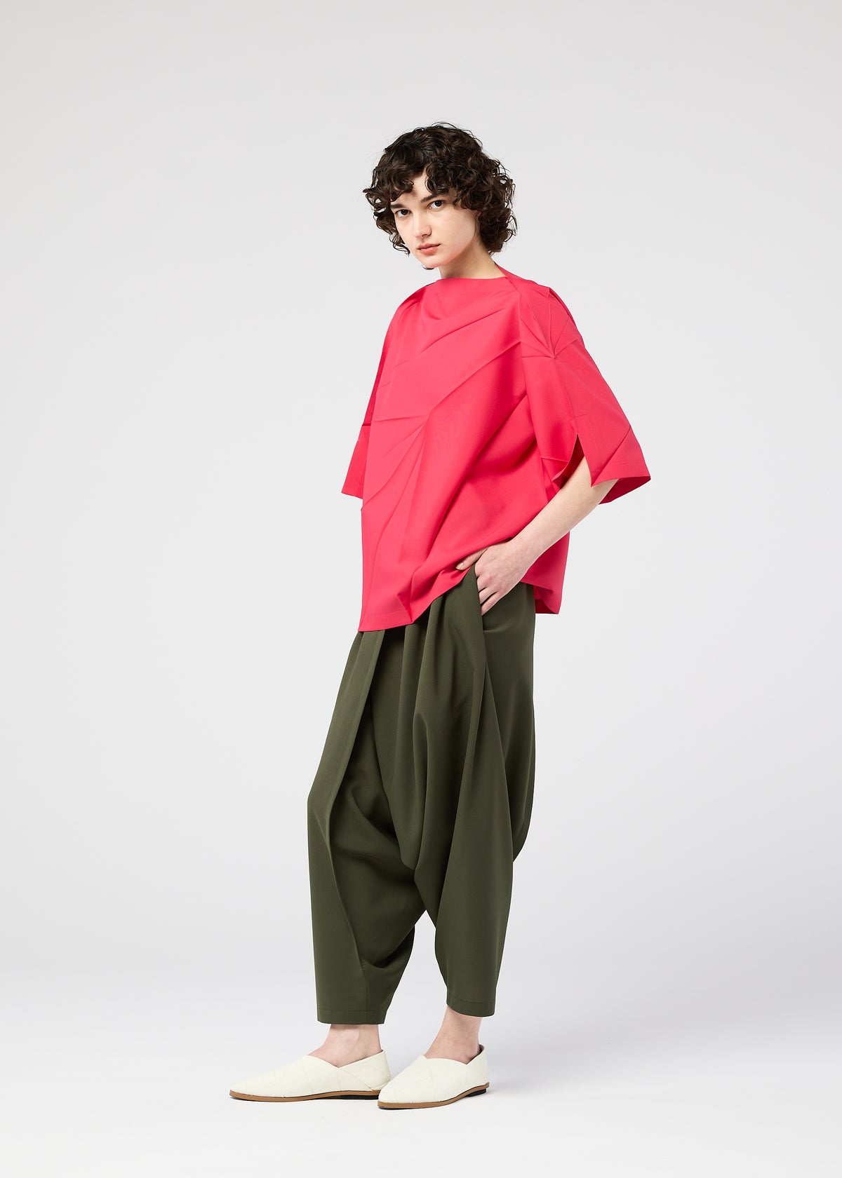 RADIAL FOLD SHIRT、ウィメンズ_トップス_トップ、着用画像5