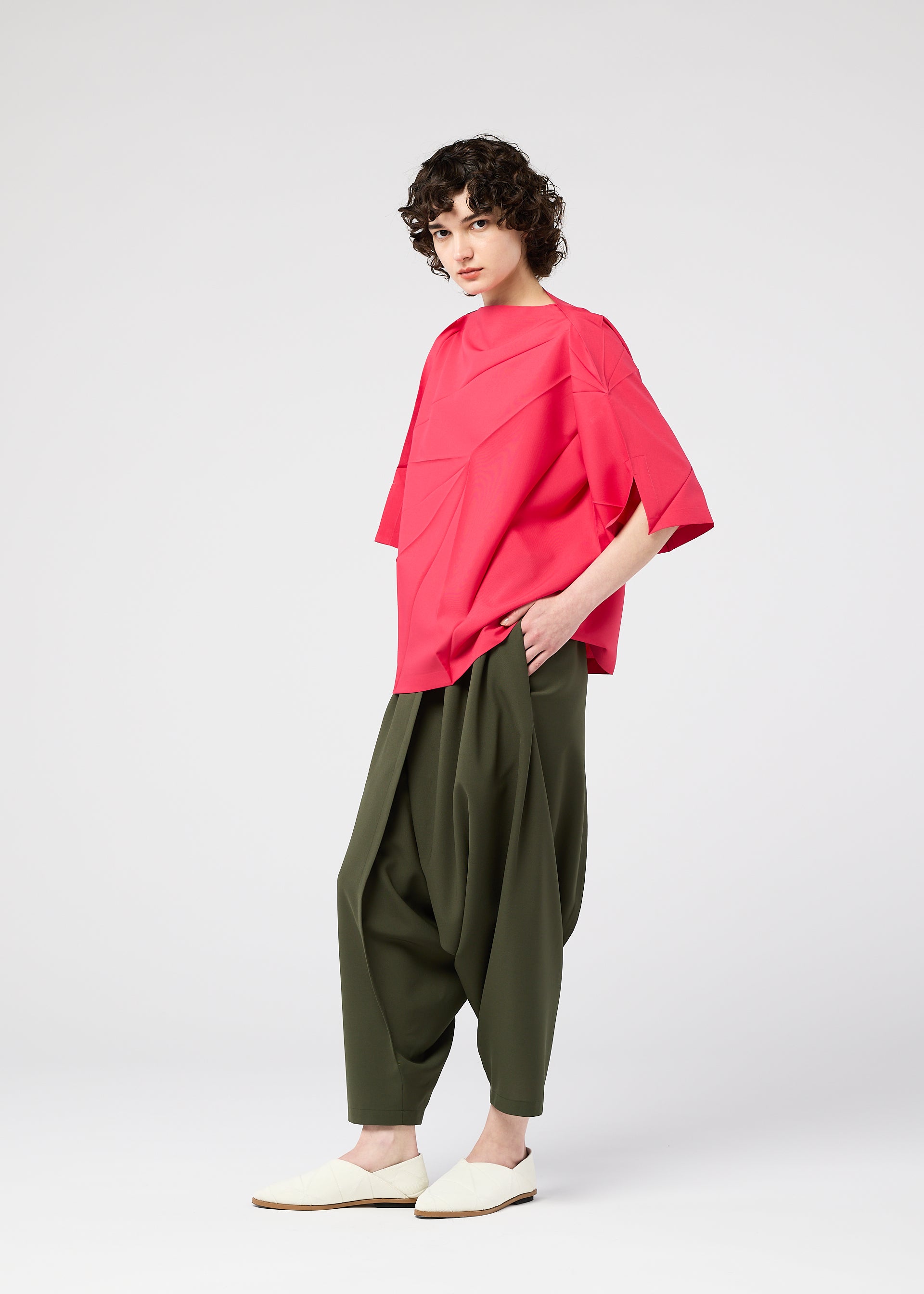 RADIAL FOLD SHIRT、ウィメンズ_トップス_トップ、着用画像5