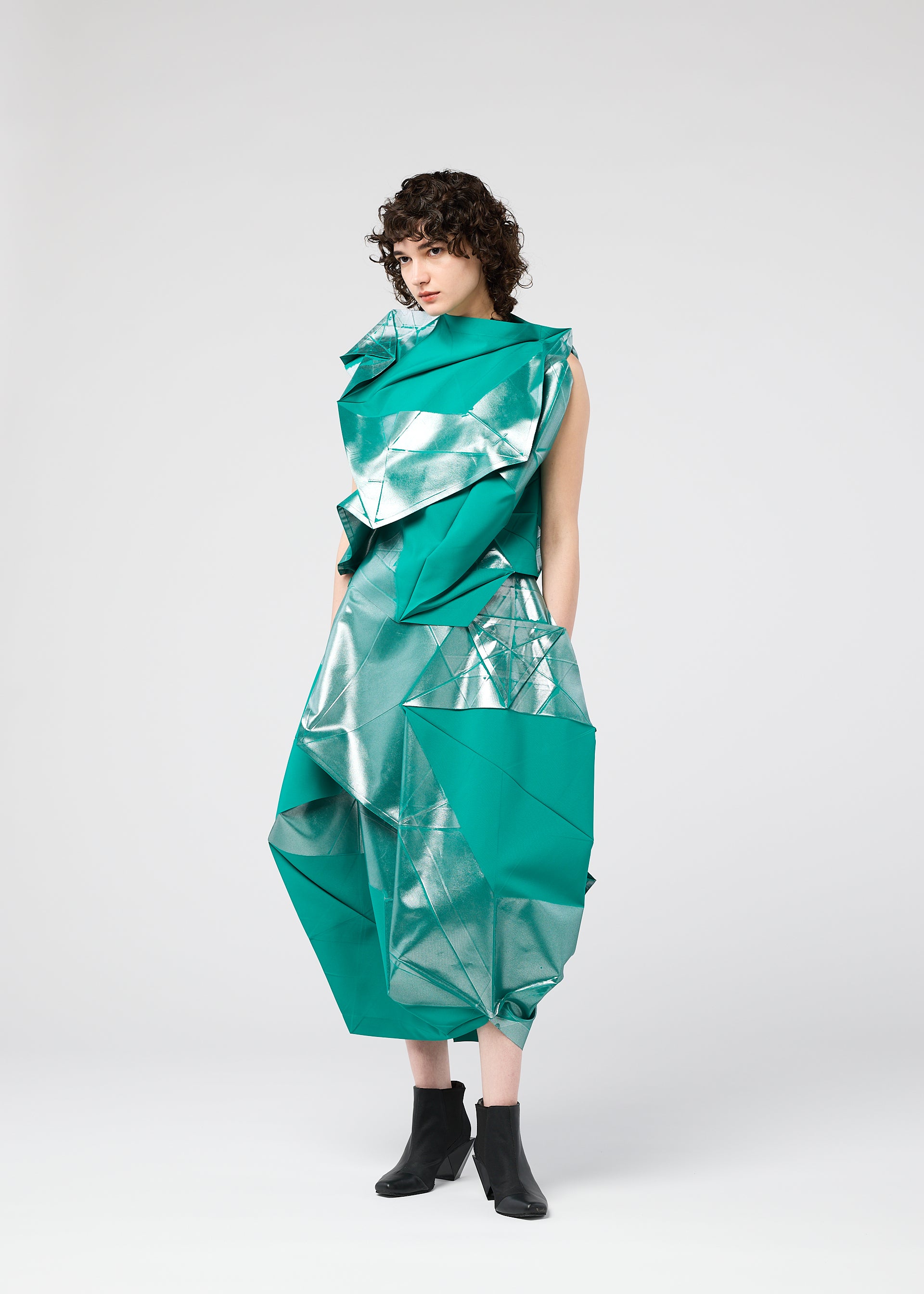 Wingfoil junkie　イッセイミヤケ　変形　ポンチョ NO.17 FOIL – isseymiyake.com