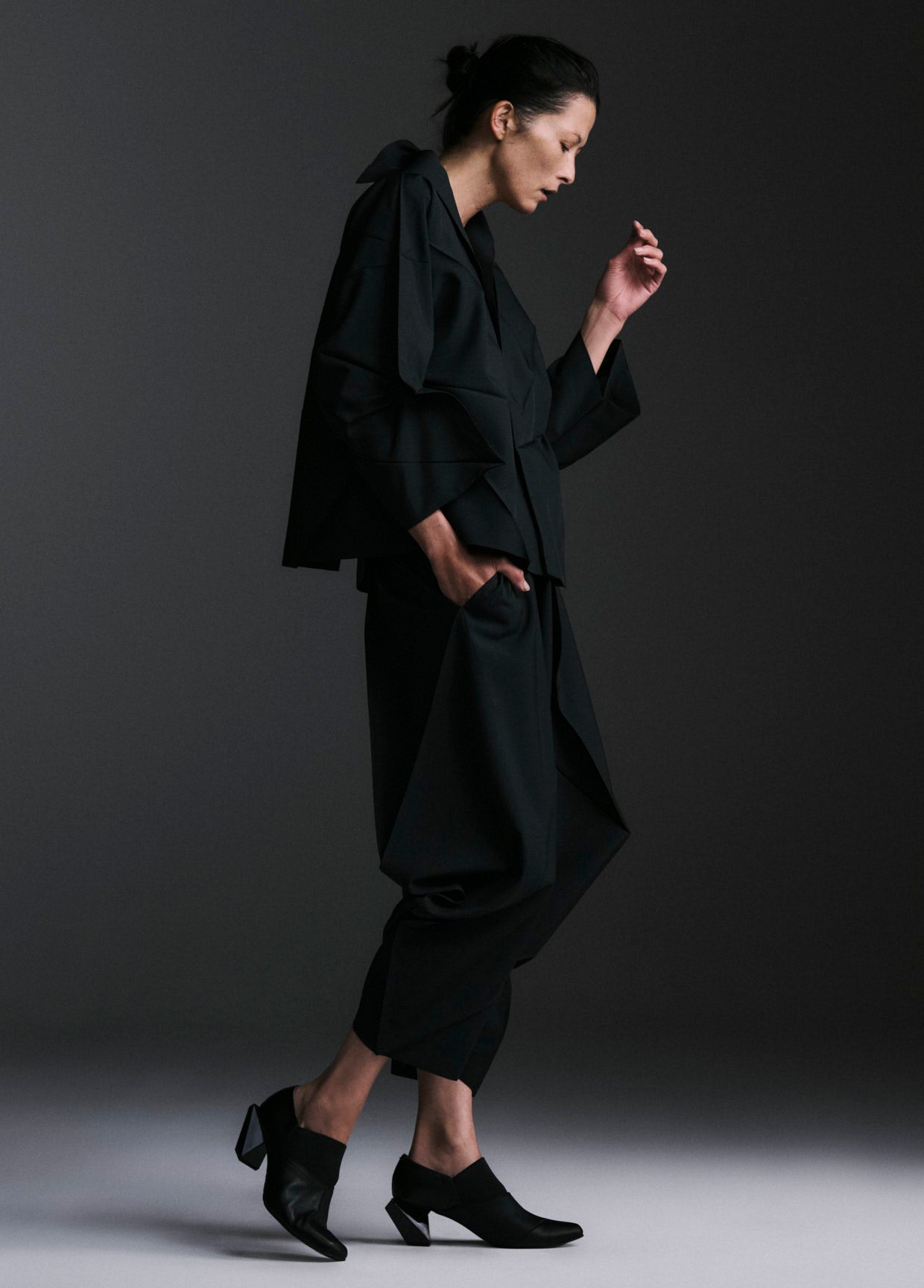 イッセイミヤケ ISSEY MIYAKE 132 5. ロングコート ブラック 132 5. ISSEY MIYAKE ルック – isseymiyake.com