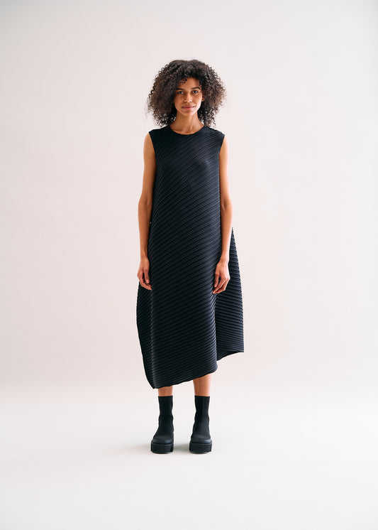 REITERATION PLEATS SOLID、ウィメンズ_ワンピース、着用画像1