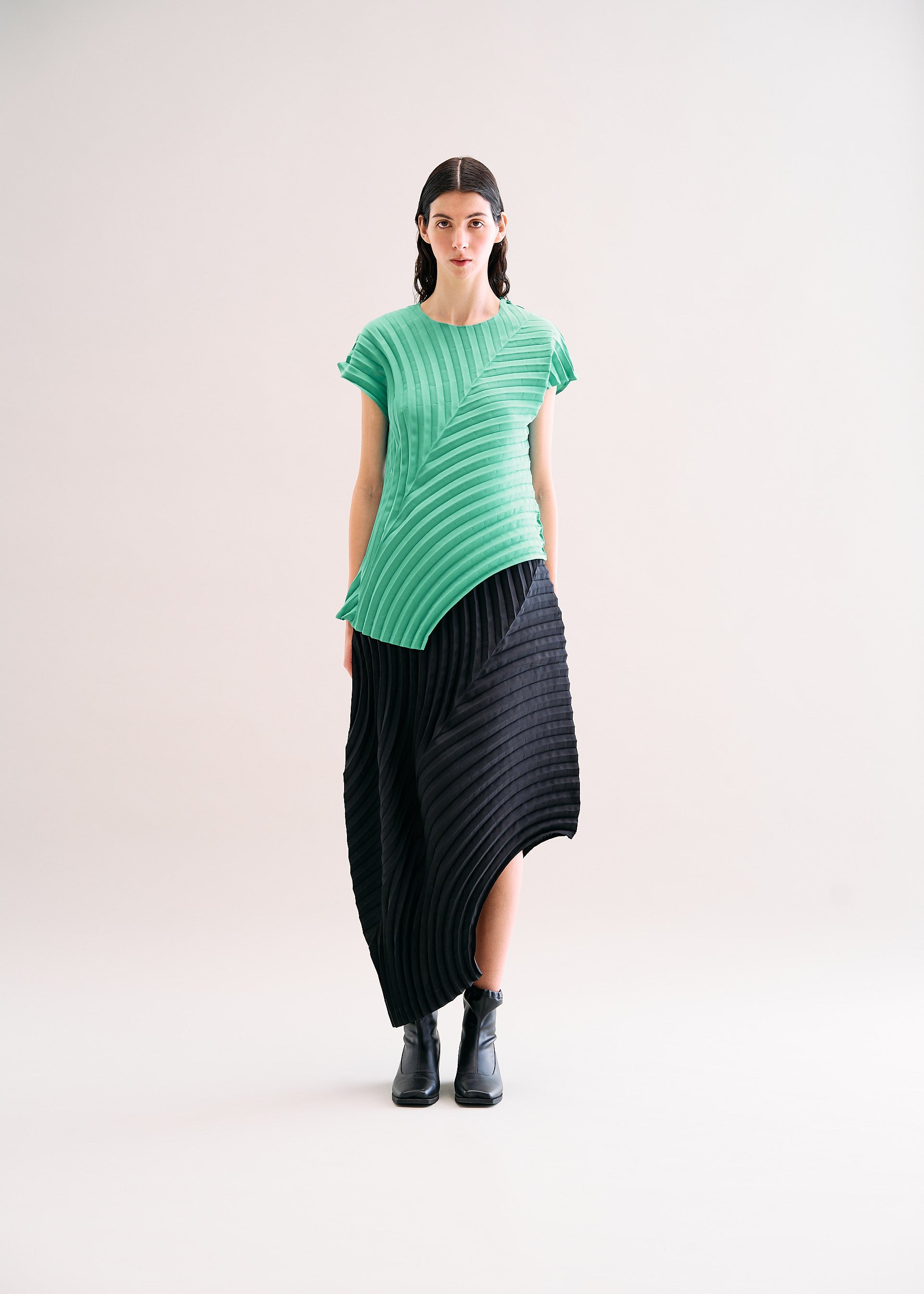 CURVED PLEATS
