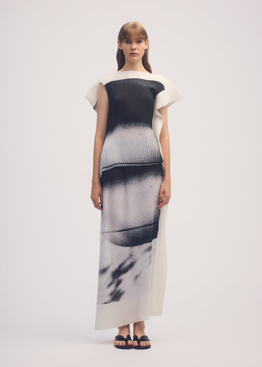 SHADOW STUDY PLEATS, WOMEN 's Tops, Wearing Image 1