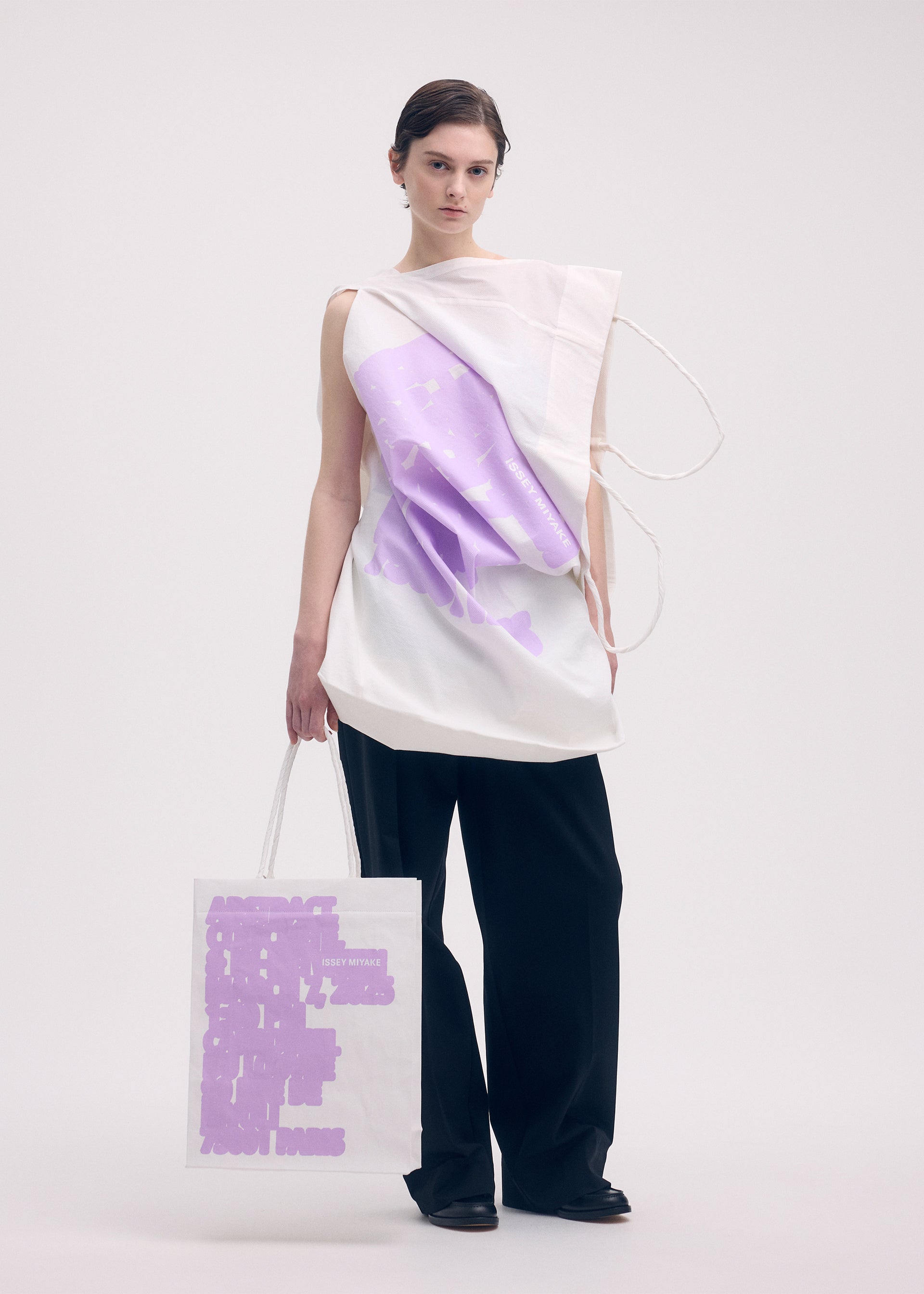 THIS IS A PAPER BAG (POSTER)、バッグ&財布_トートバッグ、着用画像2