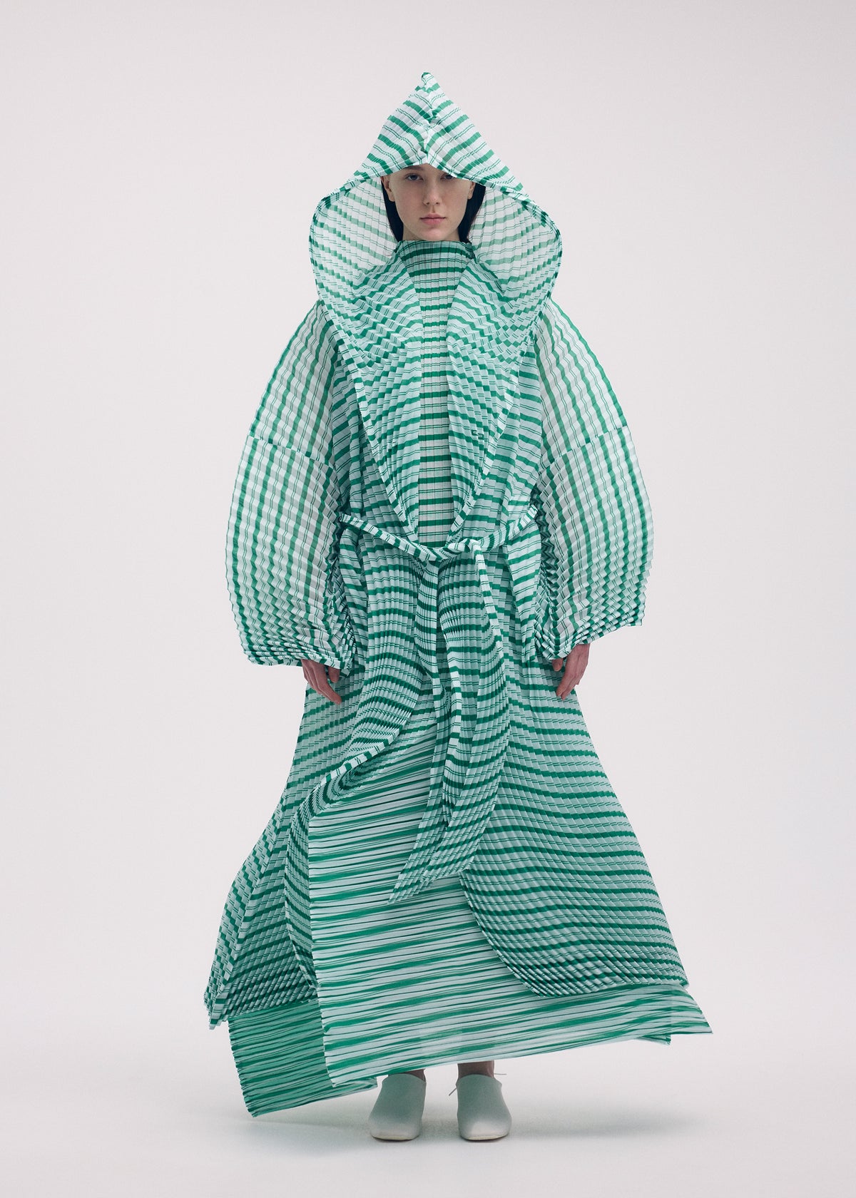 GENERIC STRIPES (HAND PLEATS)、ウィメンズ_ジャケット&コート_コート、着用画像2