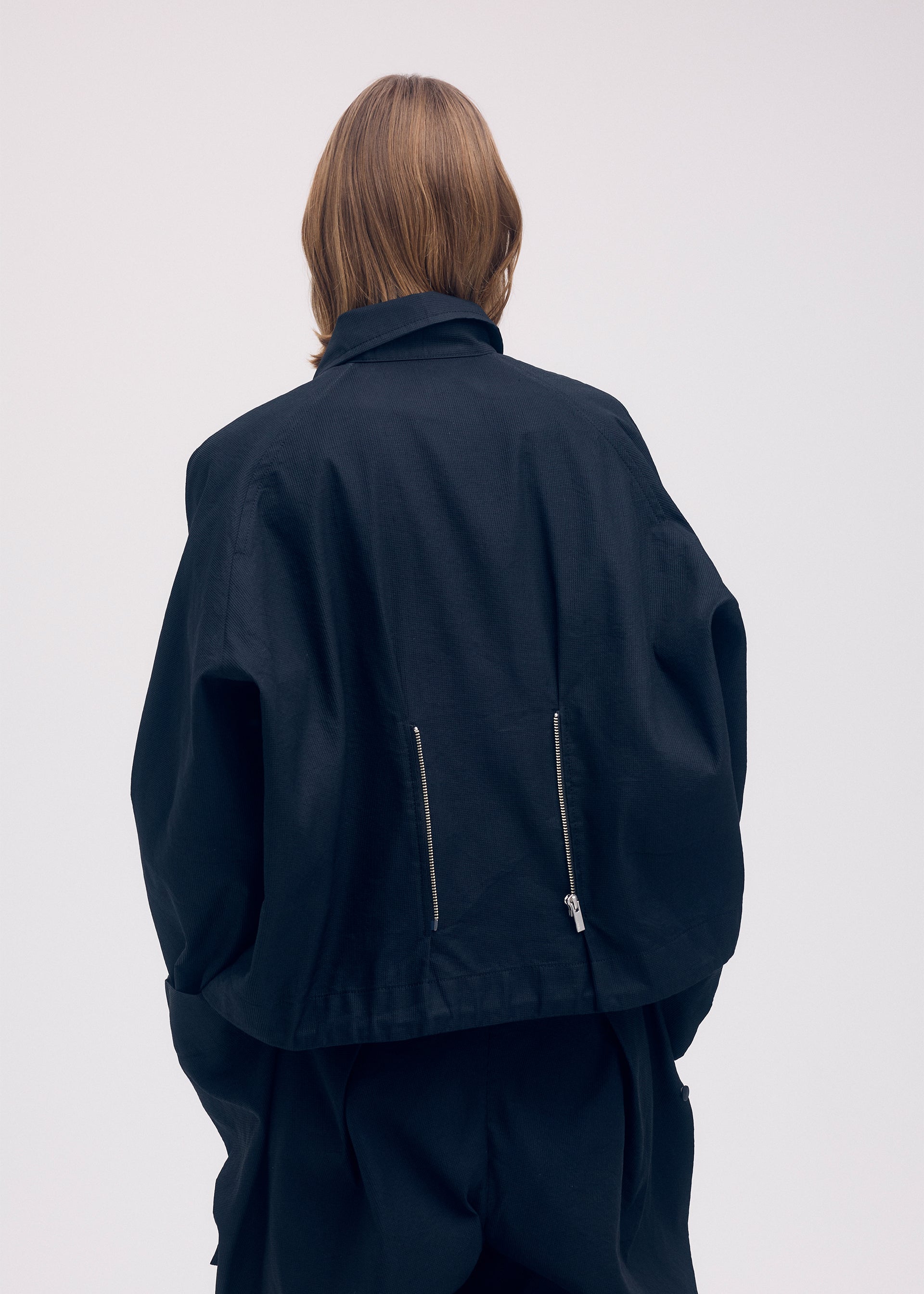 ISSEY MIYAKE ブルゾン ブラック M 2 プリーツ オシャレ アイテムのご紹介「DOUBLE WEAVE FLAT 2」 – isseymiyake.com