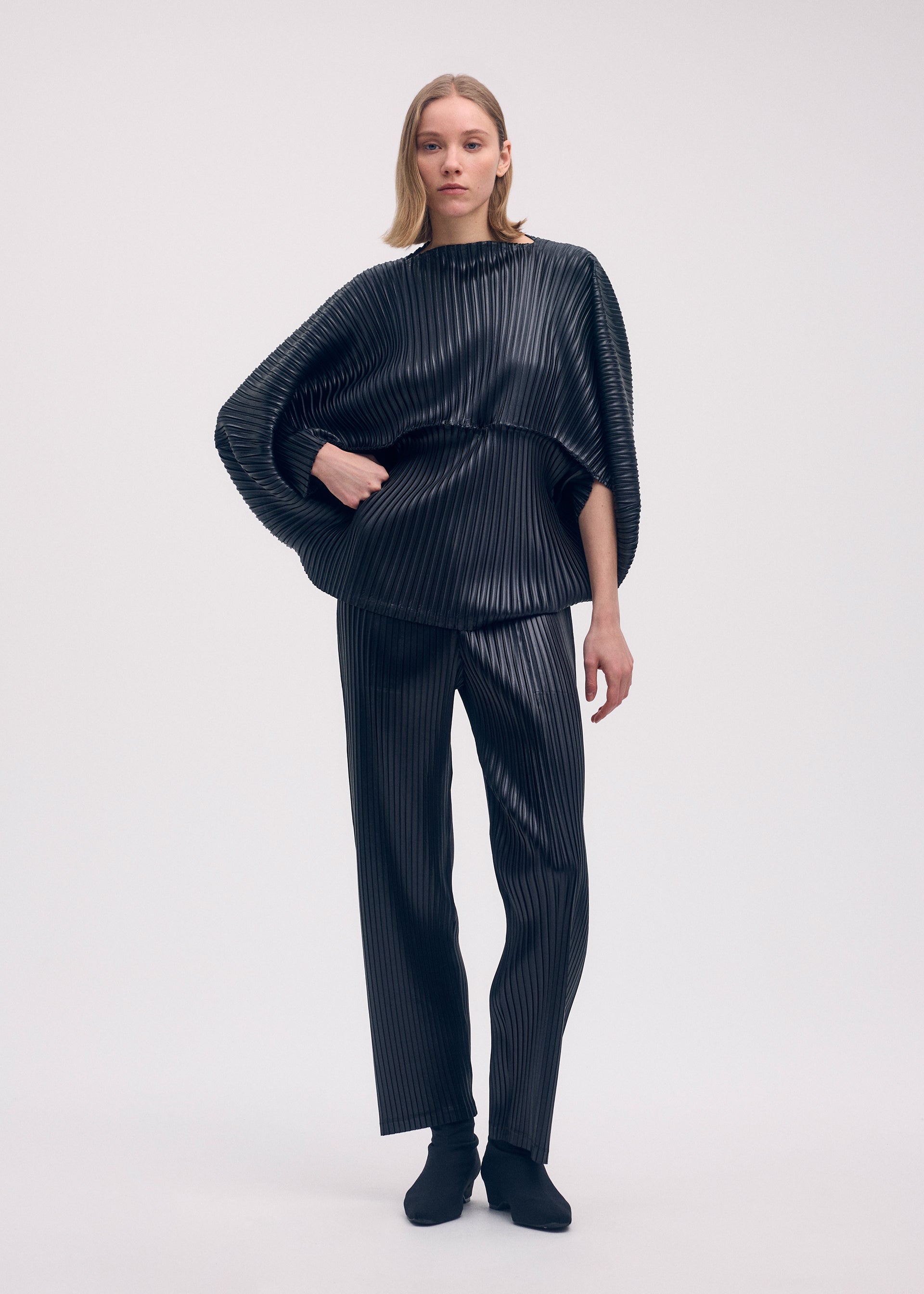 GLOSSED METAL PLEATS – isseymiyake.com