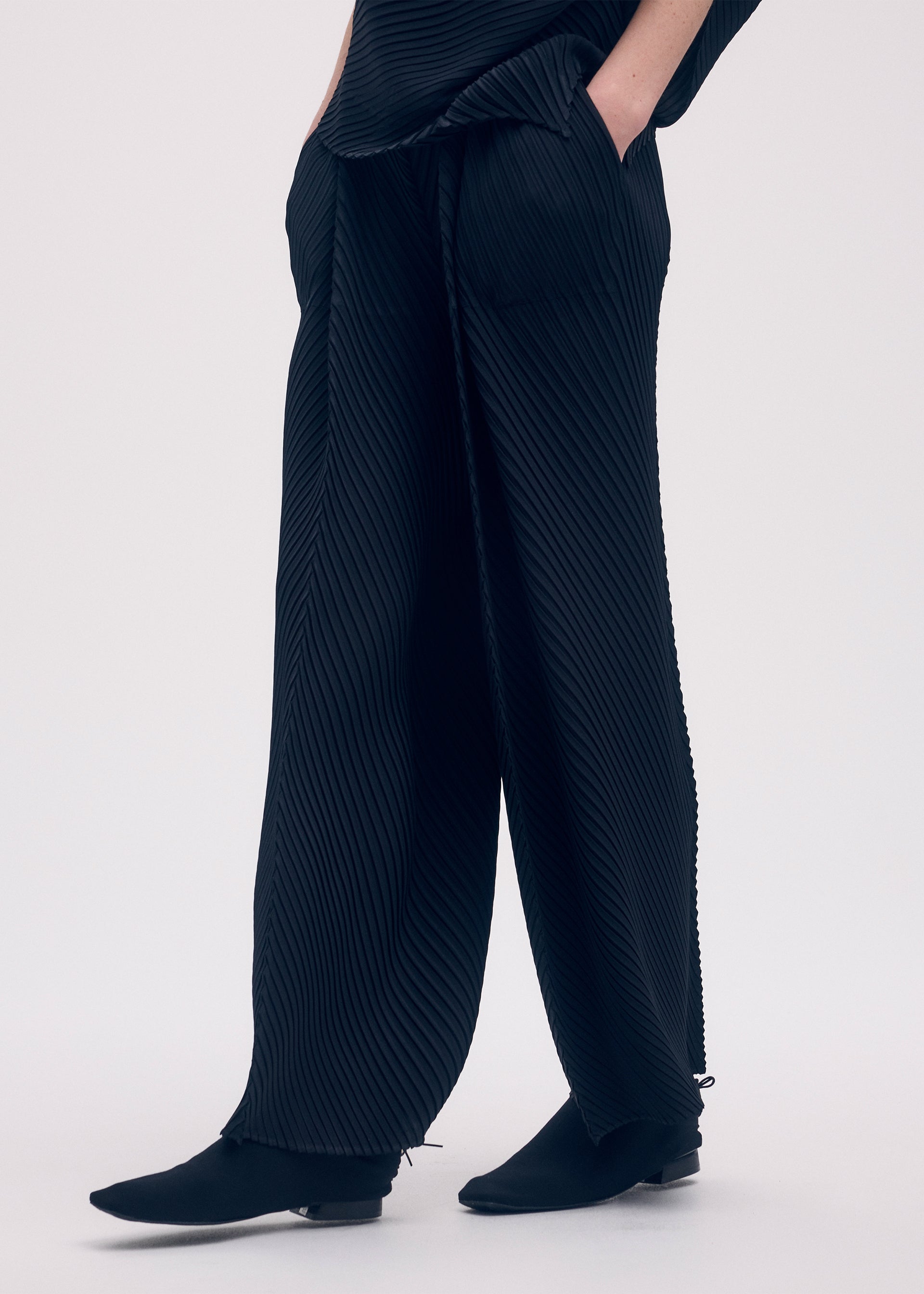 SOFT FOLD PLEATS、ウィメンズ_パンツ、着用画像3