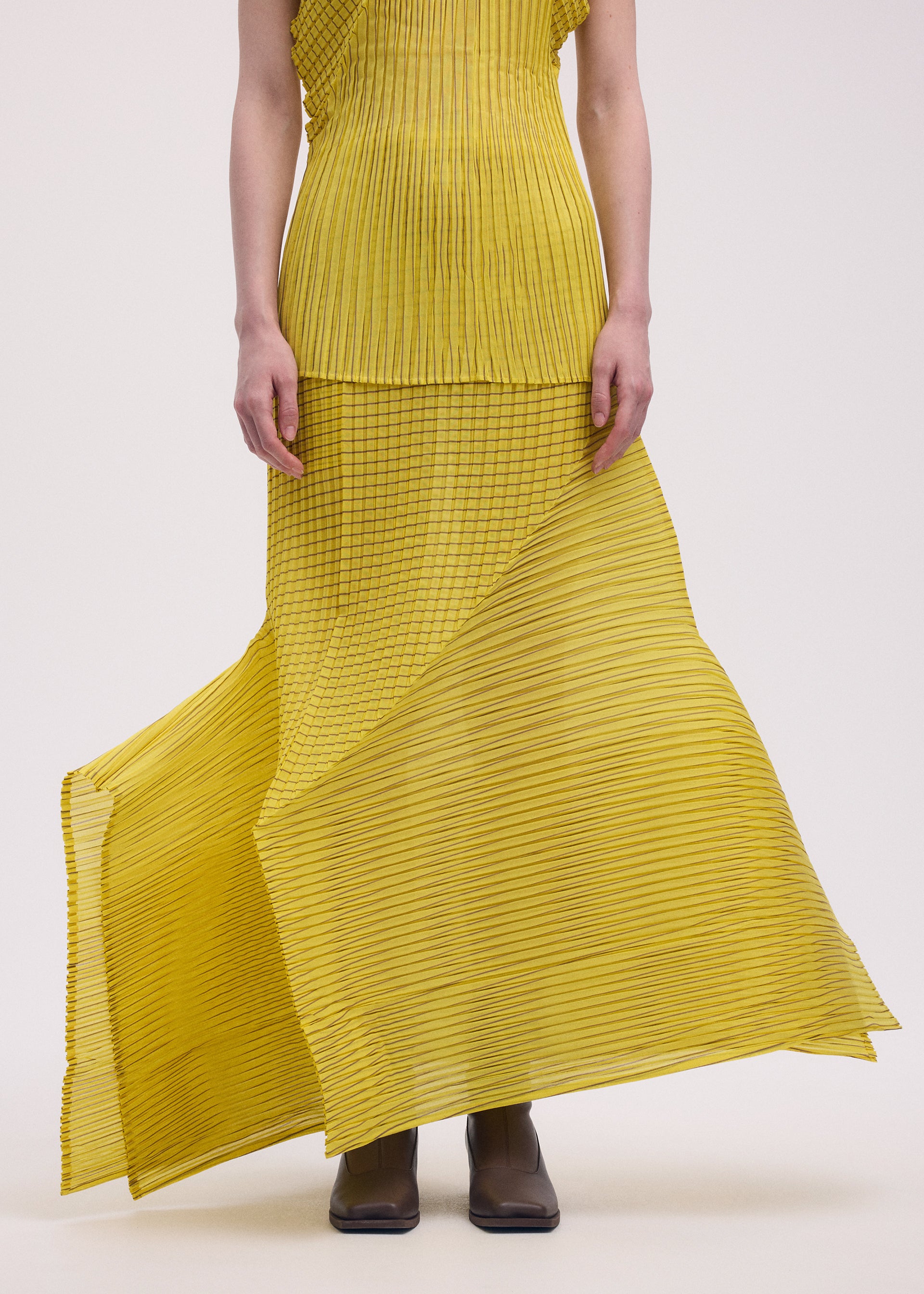 ISSEY MIYAKE プリーツ　ロングスカート　イエロー　変形 GENERIC STRIPES (MACHINE PLEATS) – isseymiyake.com