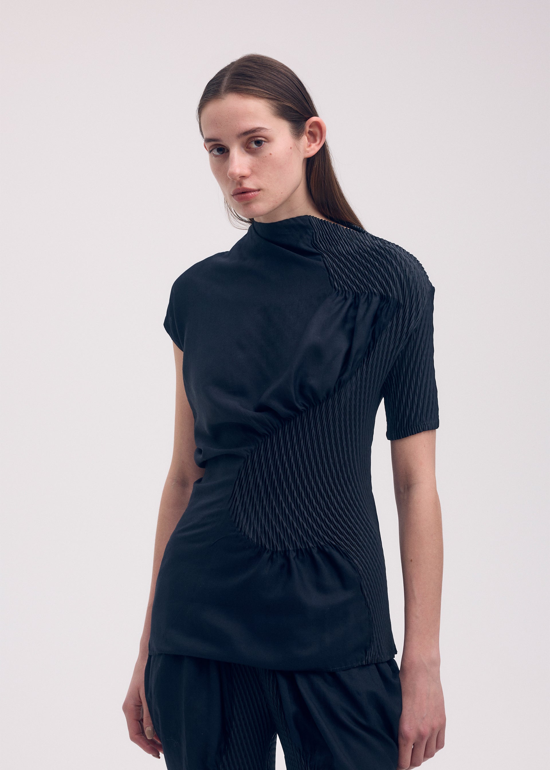 美品 ISSEY MIYAKE トップス シースルー プリーツ ティアード 黒 楽天市場】シースルー（ブランドイッセイミヤケ）（レディース