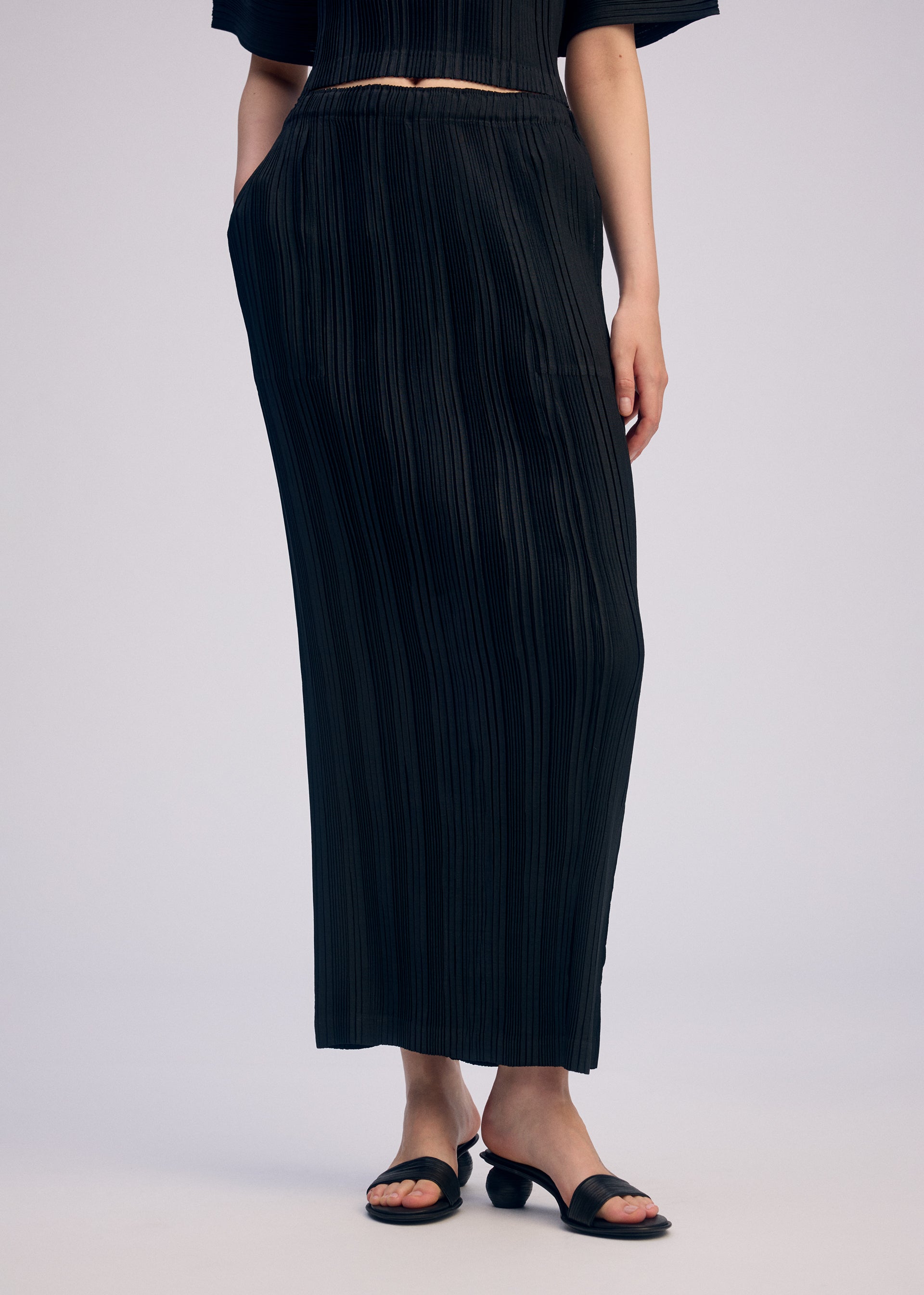 ISSEYMIYAKE プリーツ ロングスカート バックの折り目が特徴です LINEN LIKE RIB PLEATS – isseymiyake.com