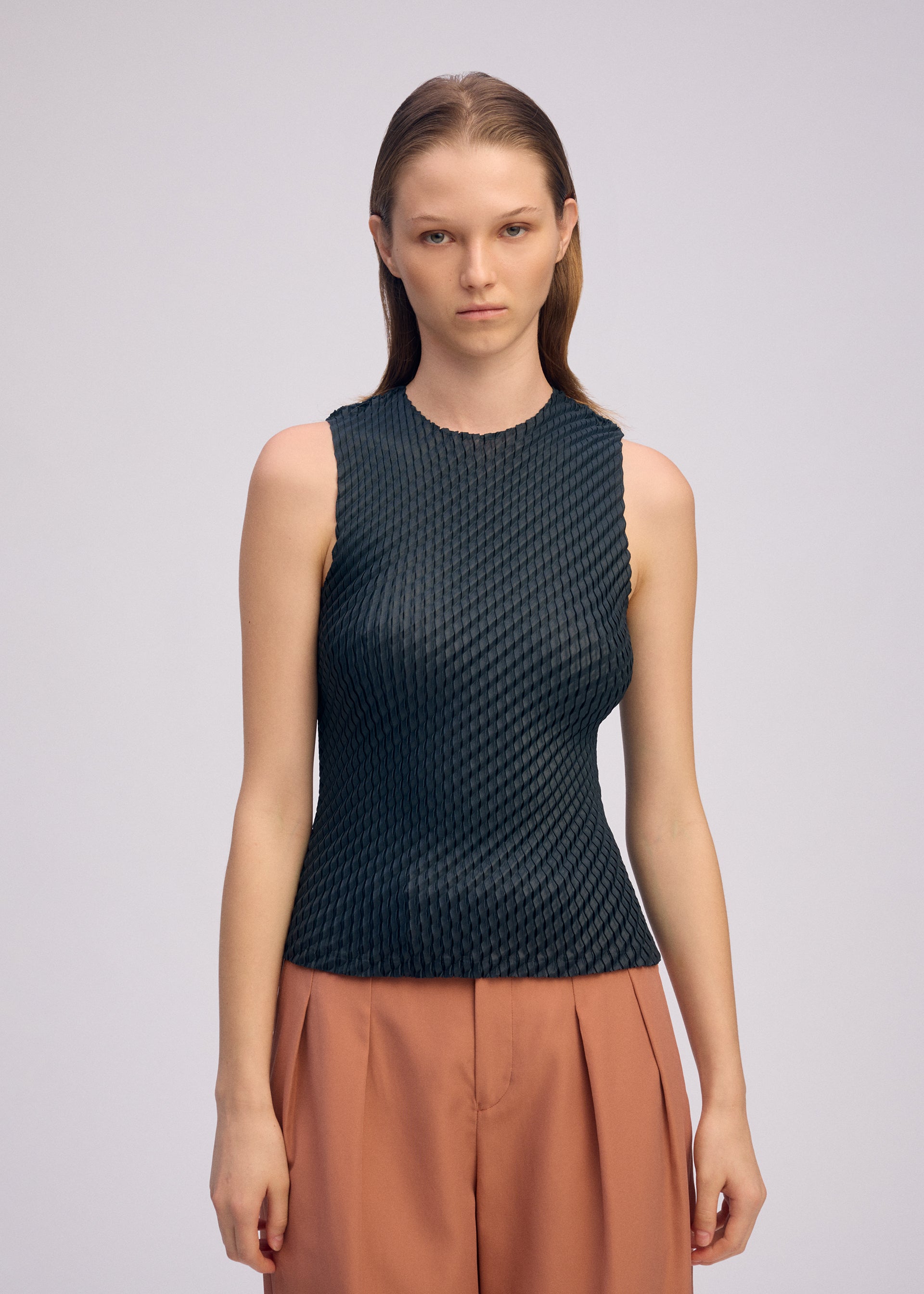 me ISSEI MIYAKE ストレッチノースリーブ　新品タグ付 RESTORE BLEND PLEATS – isseymiyake.com