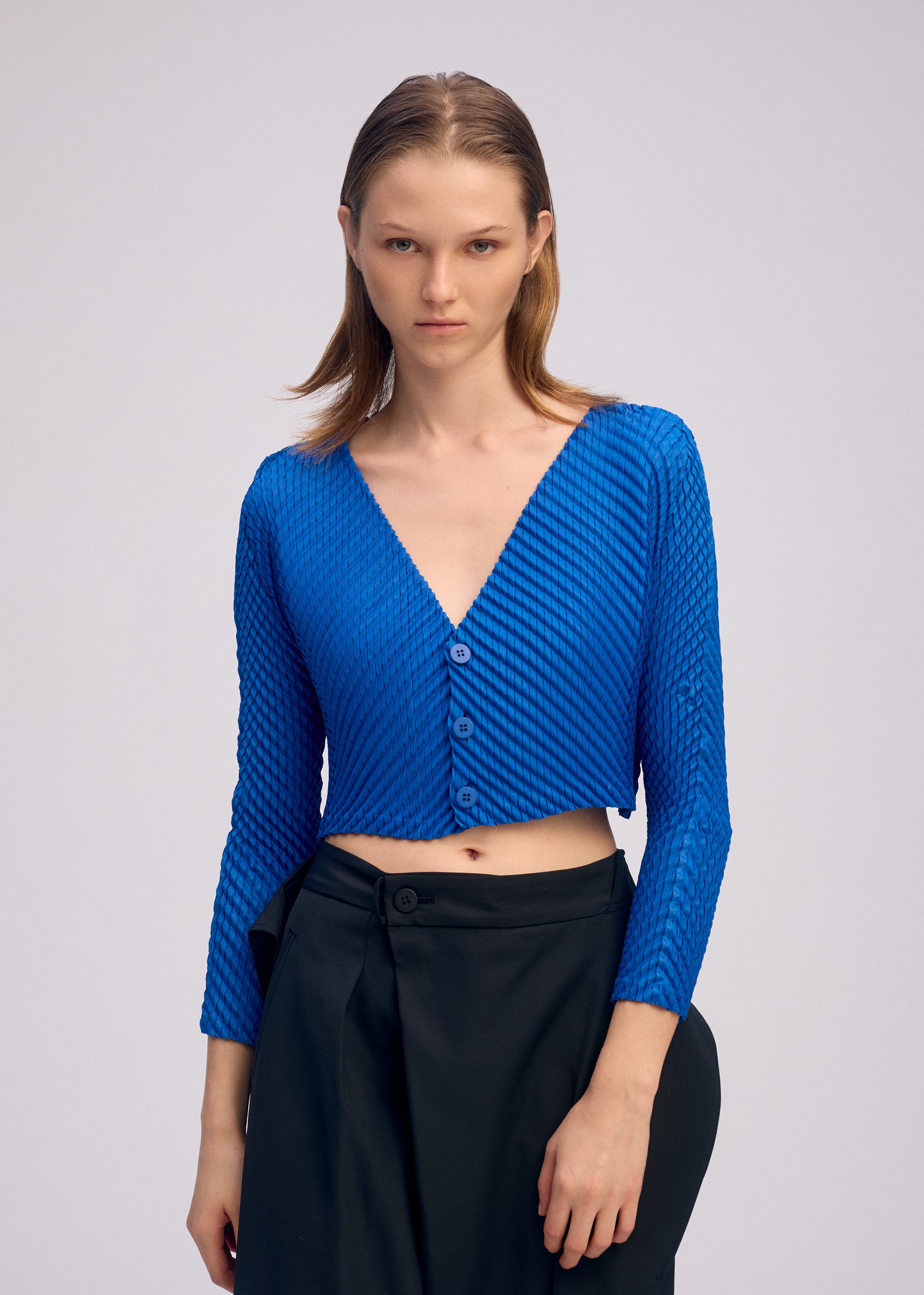 ISSEY MIYAKE ブルー 変形　アンサンプルトップス 日本　　伸縮 RESTORE BLEND PLEATS – isseymiyake.com