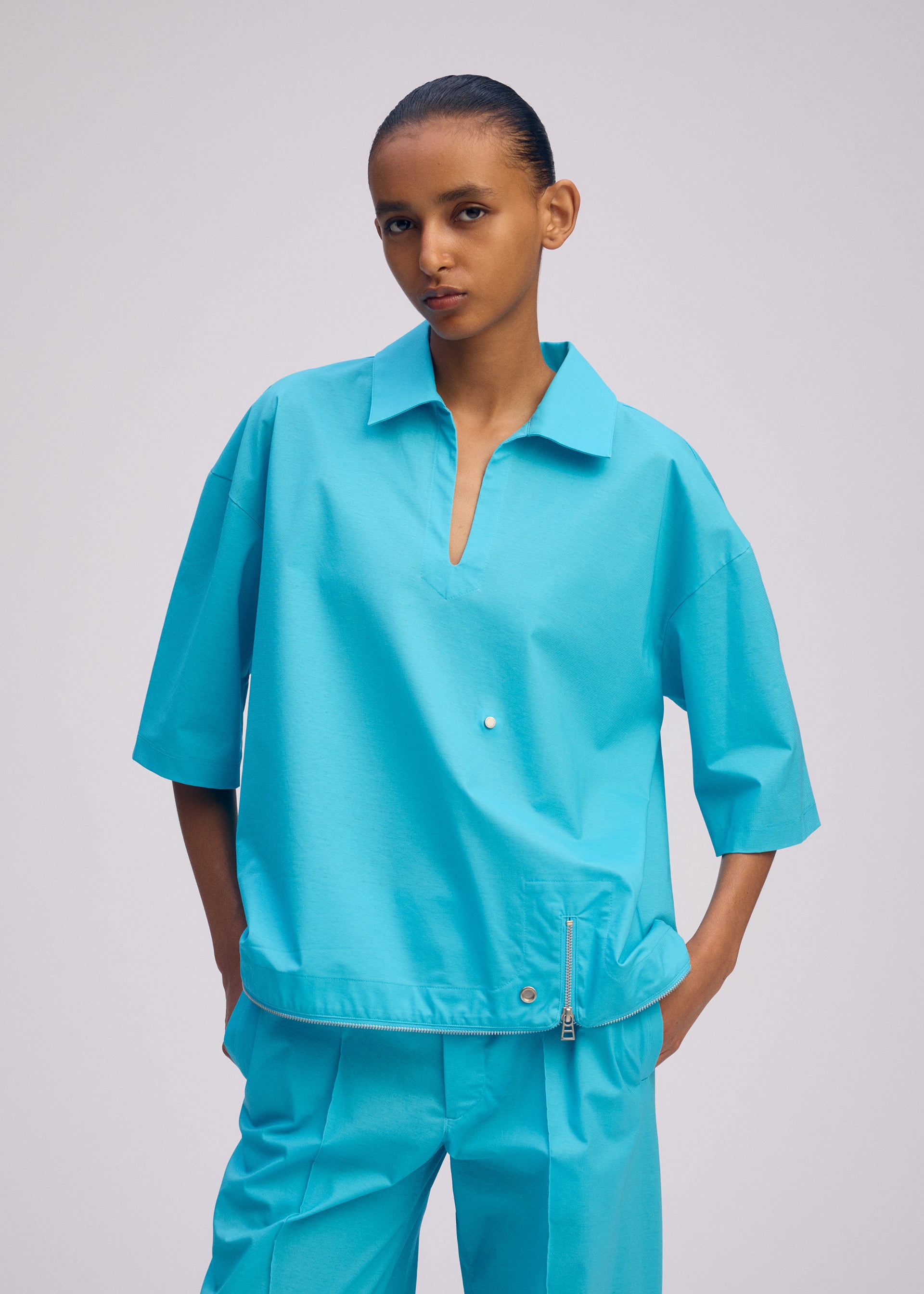 (T.) ISSEY MIYAKE 水色ドットデザイン半袖Tシャツ FASTEN UP – isseymiyake.com