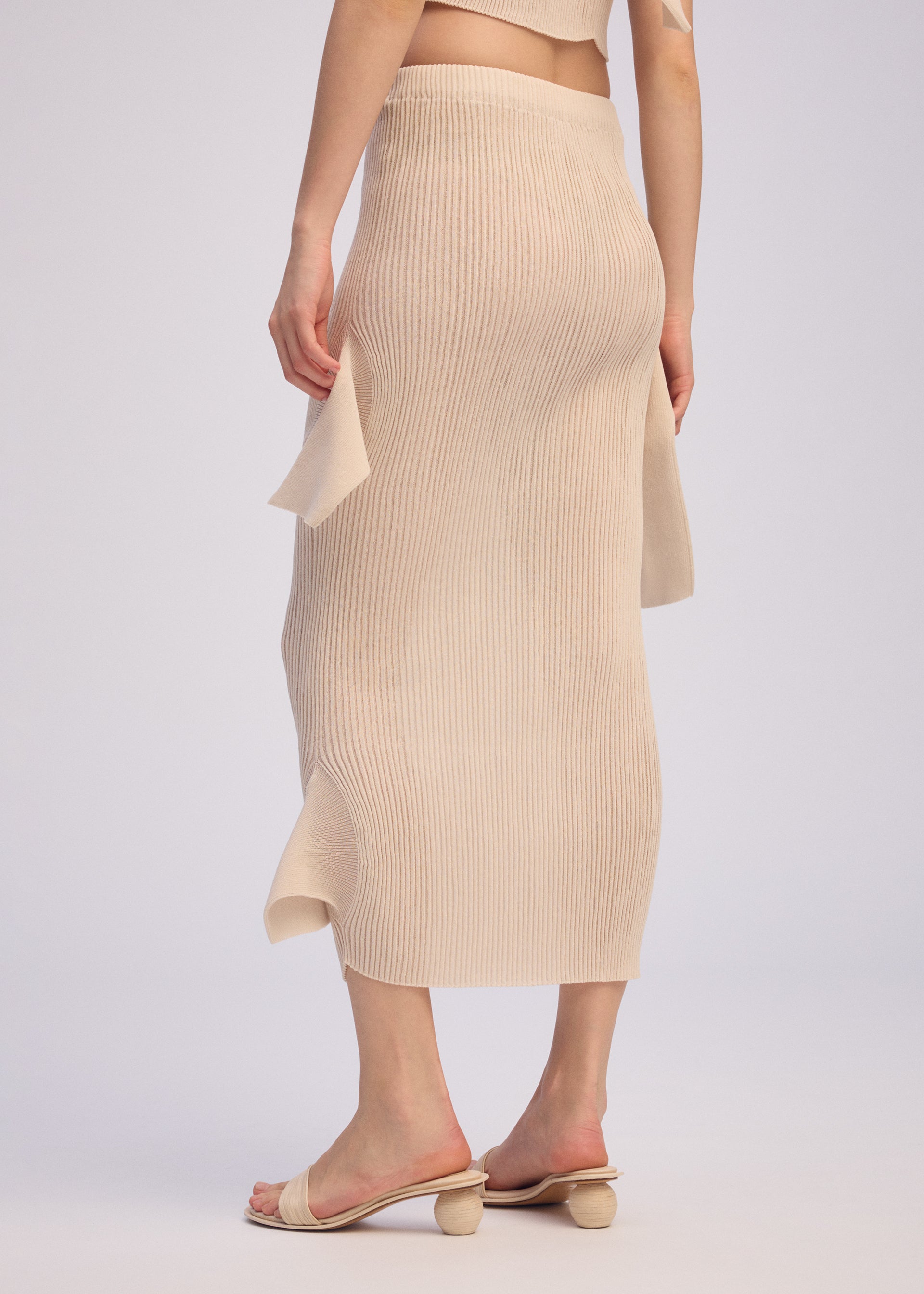 希望 ADVENTITIOUS：HIGH-NECKS – isseymiyake.com