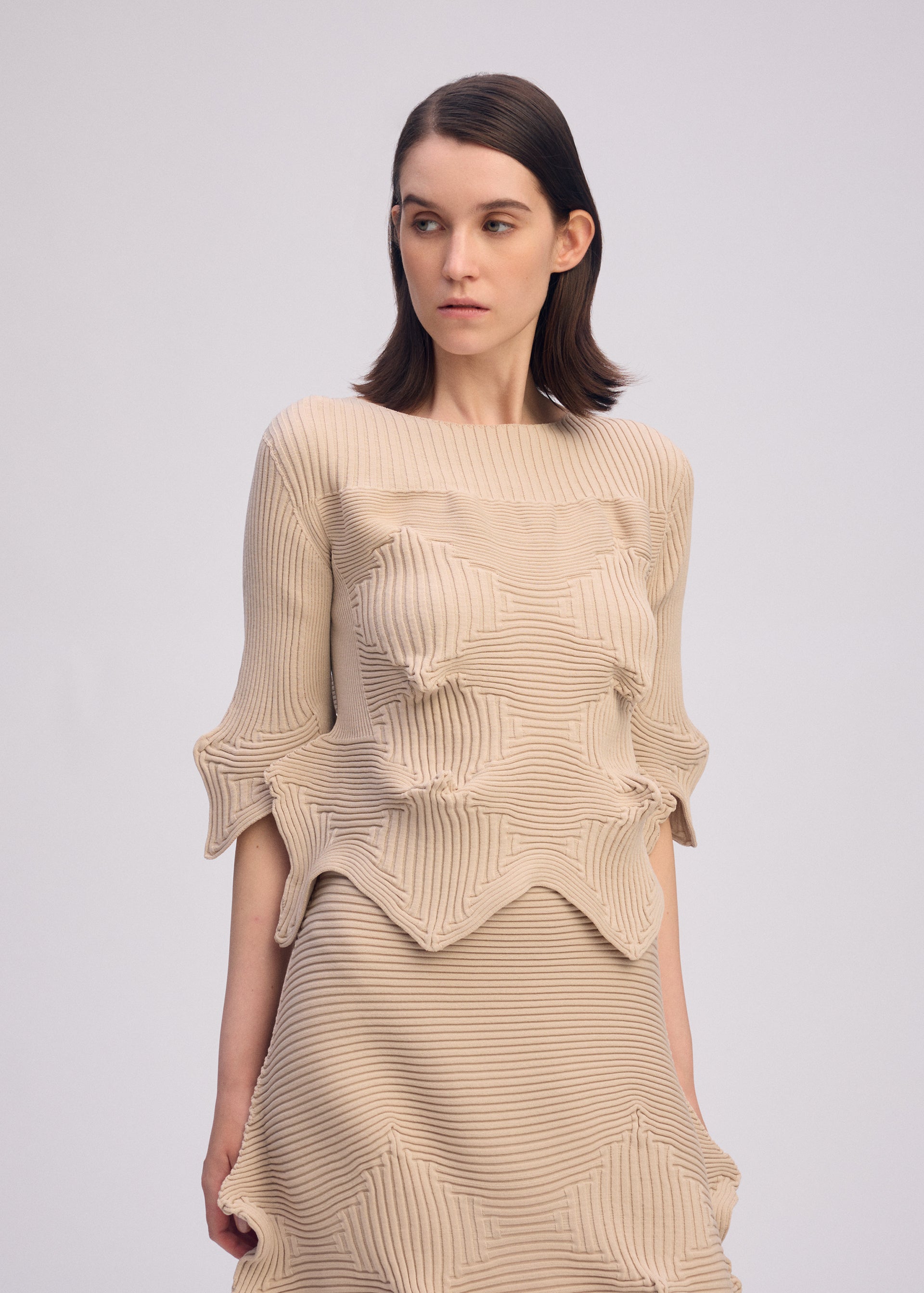 ISSEYMIYAKE(イッセイミヤケ) チュニック サイズ2 M レディース美品  - ベージュ 半袖/ニット ISSEY MIYAKE - 【中古】イッセイミヤケ ISSEY MIYAKE 2024年春夏