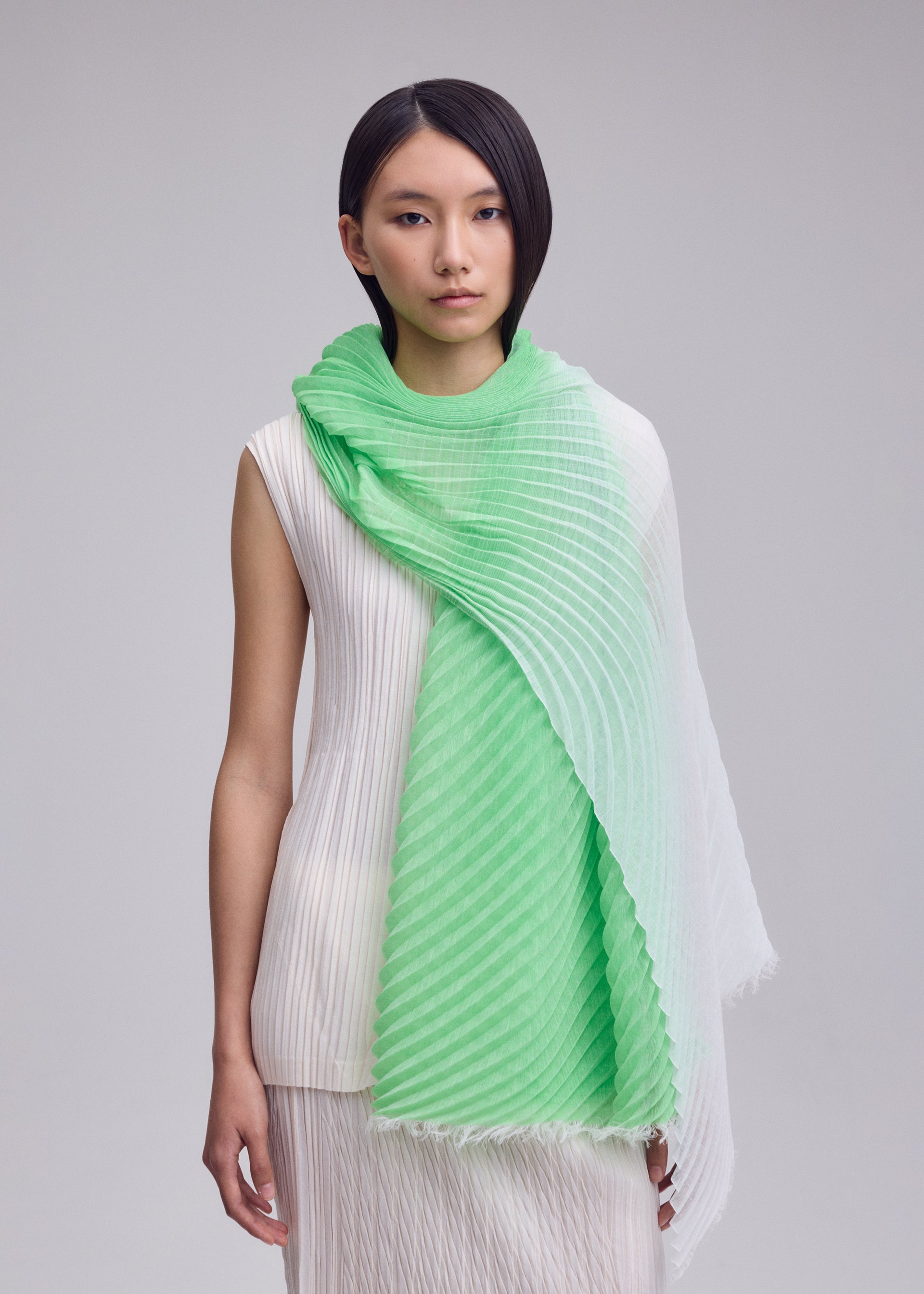 GRADATION RAMIE PLEATS STOLE – isseymiyake.com